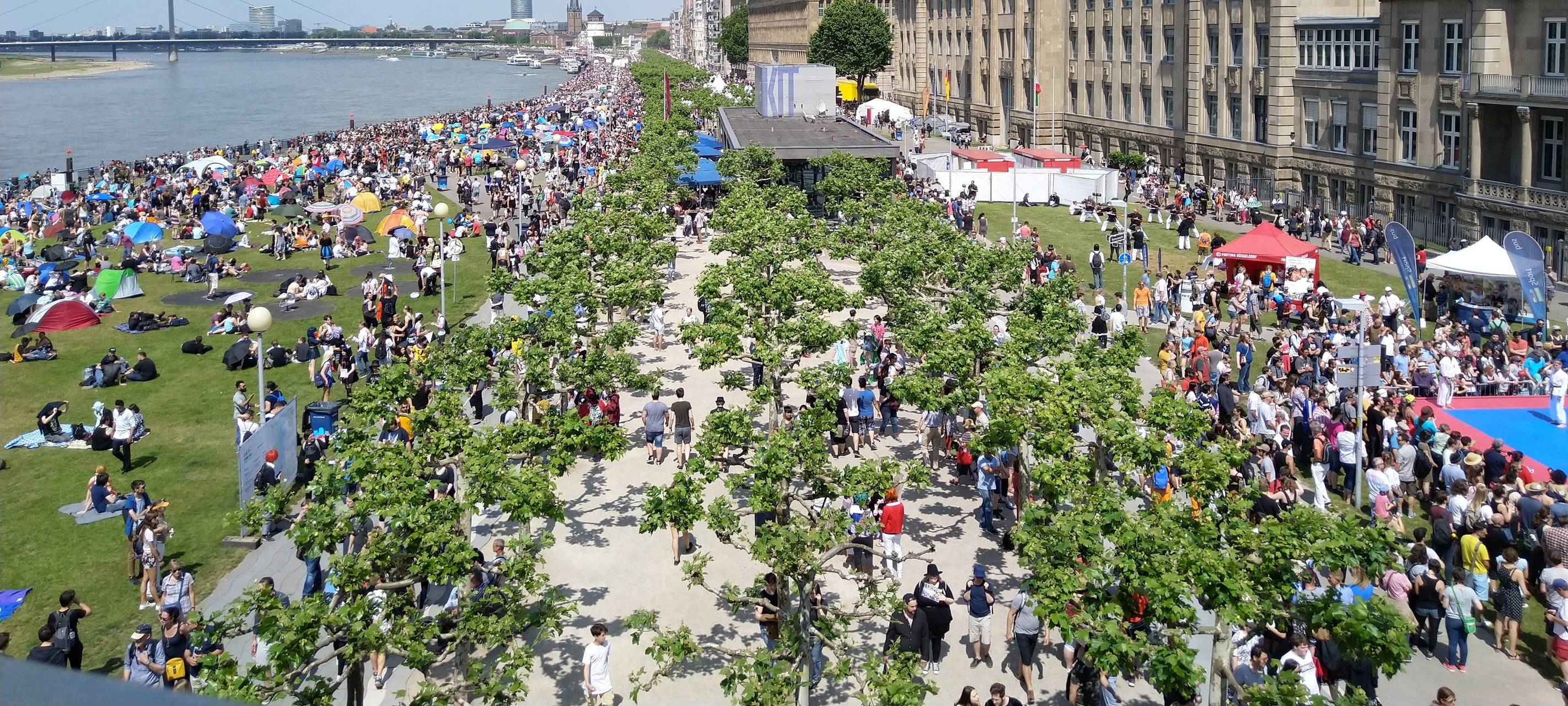 Menschenmassen am Rhein und an der Rheinuferpromenade. Es findet der Japan-Tag statt.