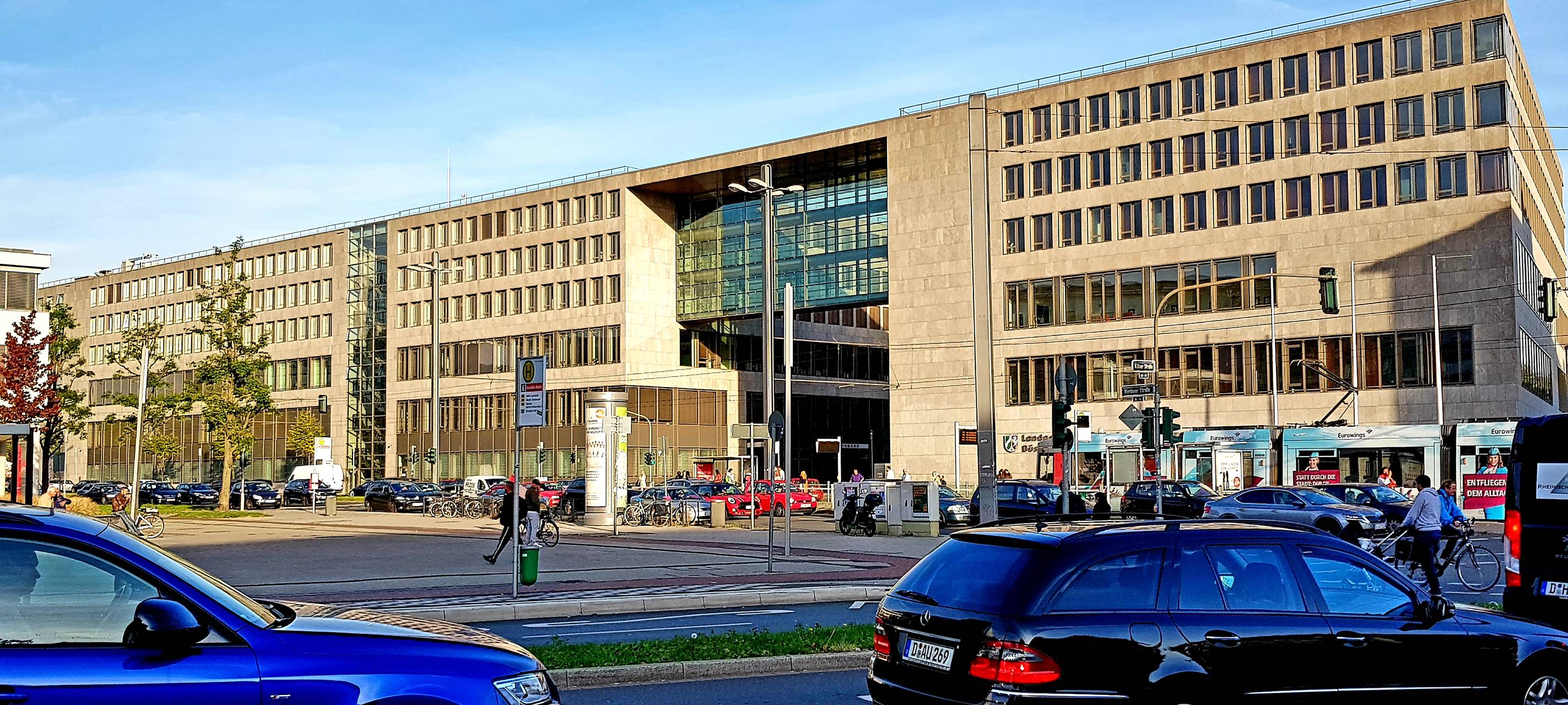 Das Amts- und Landgericht in Düsseldorf in Oberbilk. Davor Autos im Berufsverkehr, die in Oberbilk unterwegs sind.
