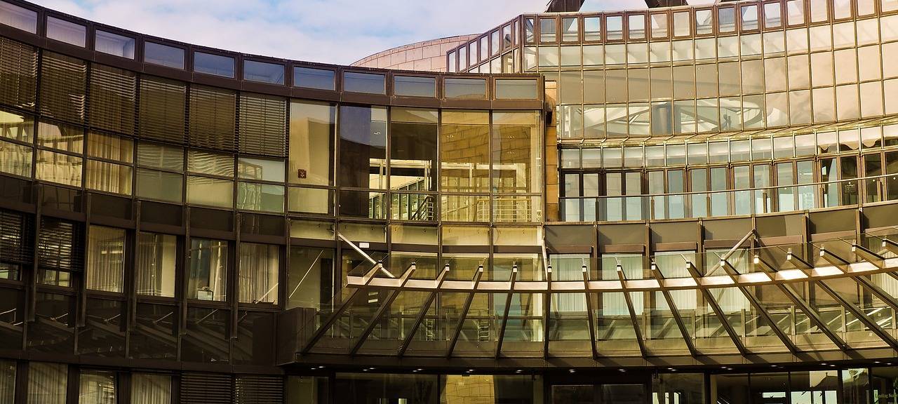 Die Frontansicht des Düsseldorfer Landtages am Rhein.