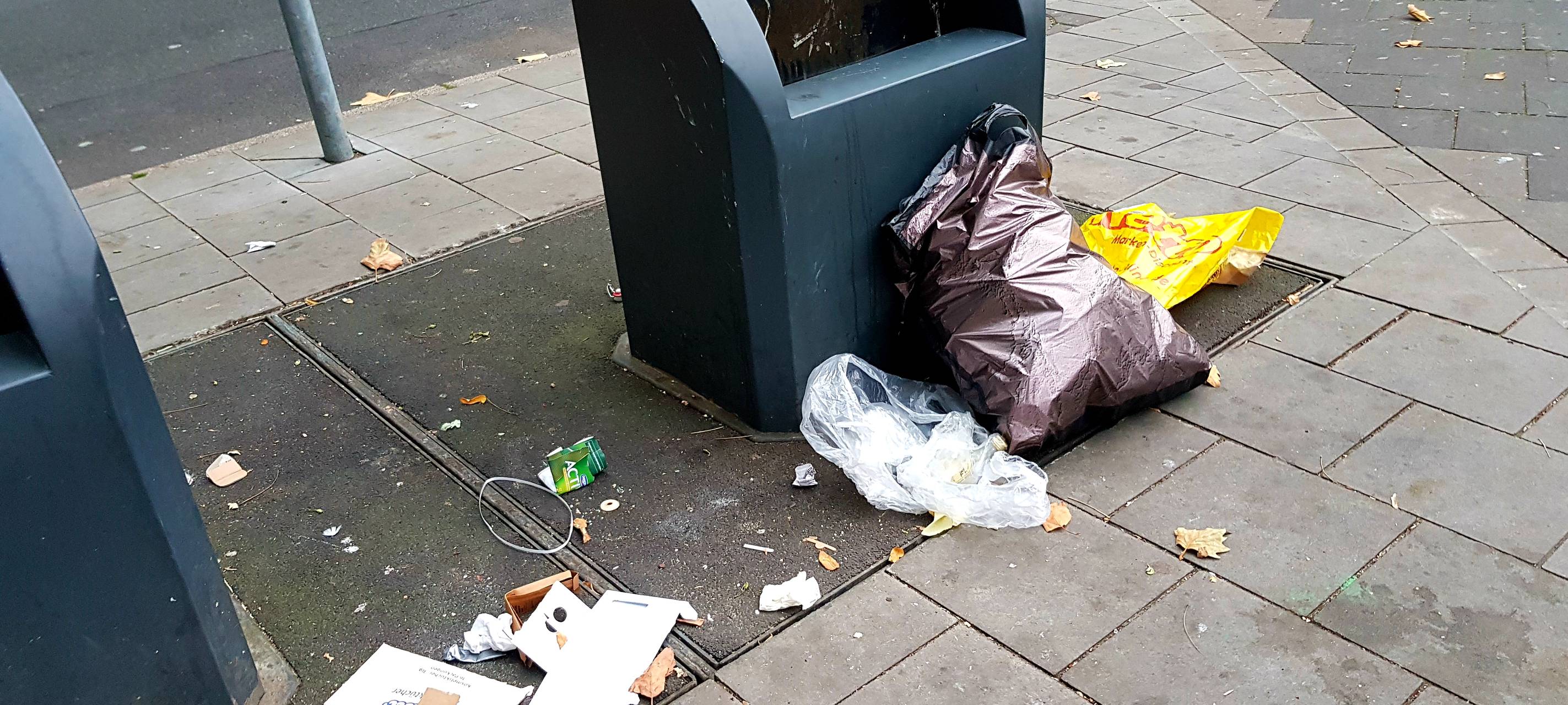 Müll vor unterirdischen Müllcontainern.