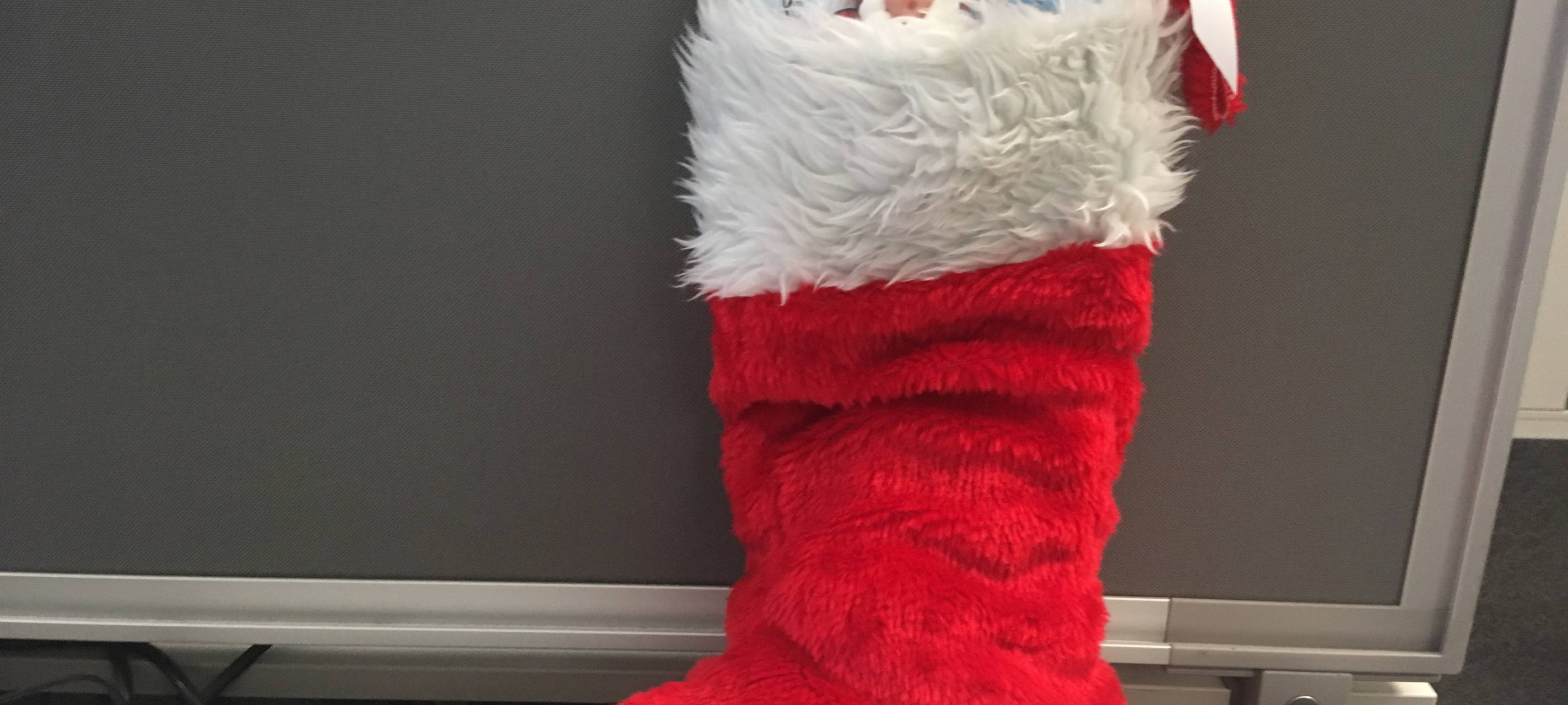 mit Süßigkeiten gefüllter roter Nikolausstiefel