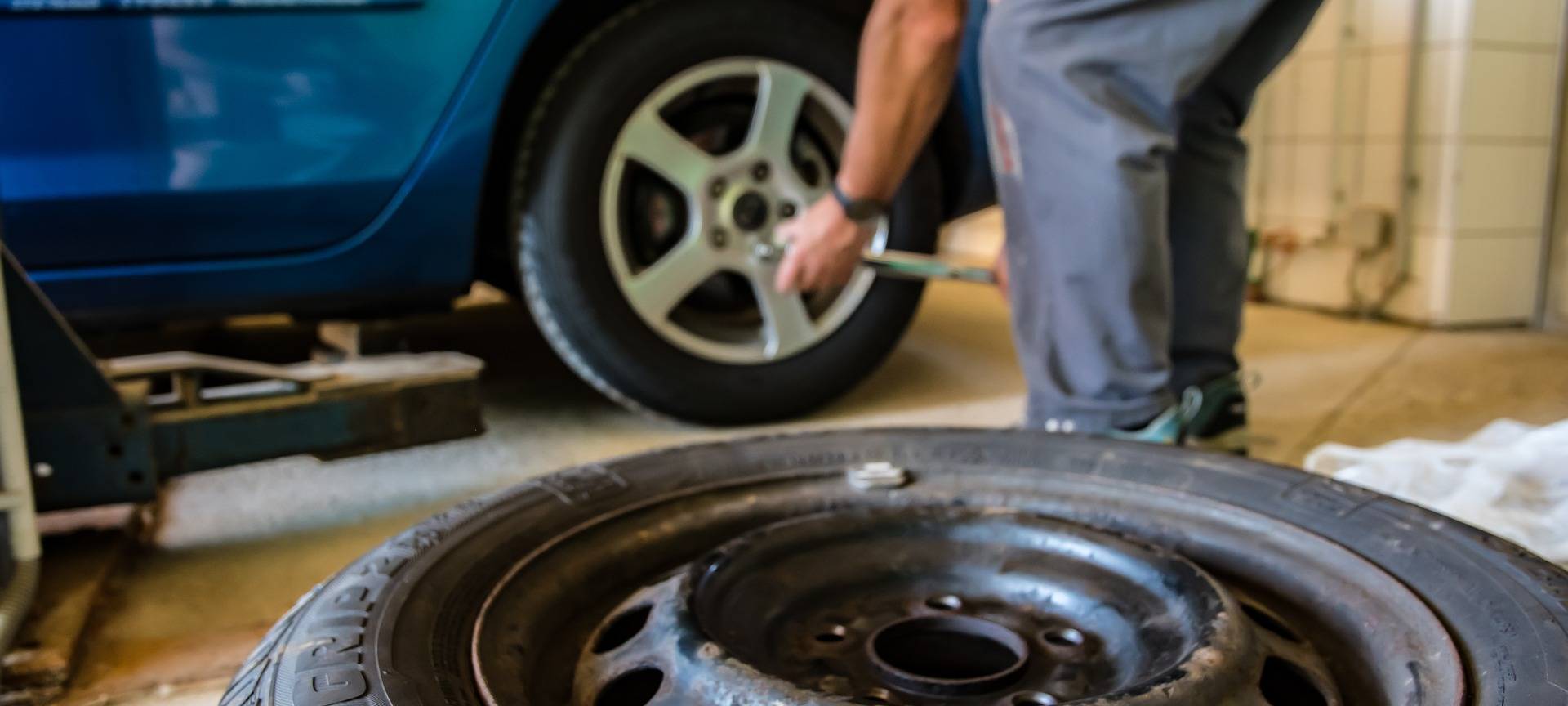 Reifenwechsel in einer Werkstatt