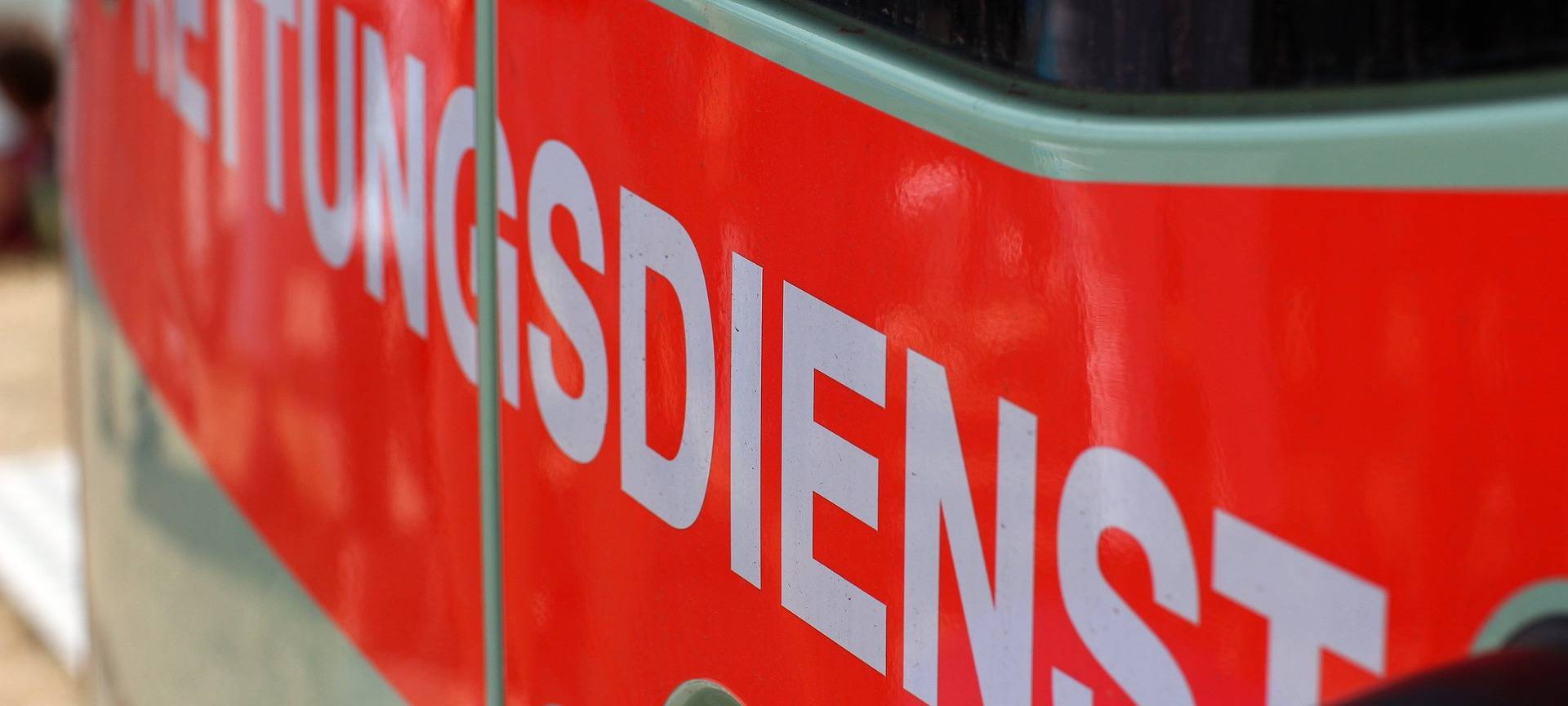 Ein Rettungsdienstfahrzeug in Nahaufnahme