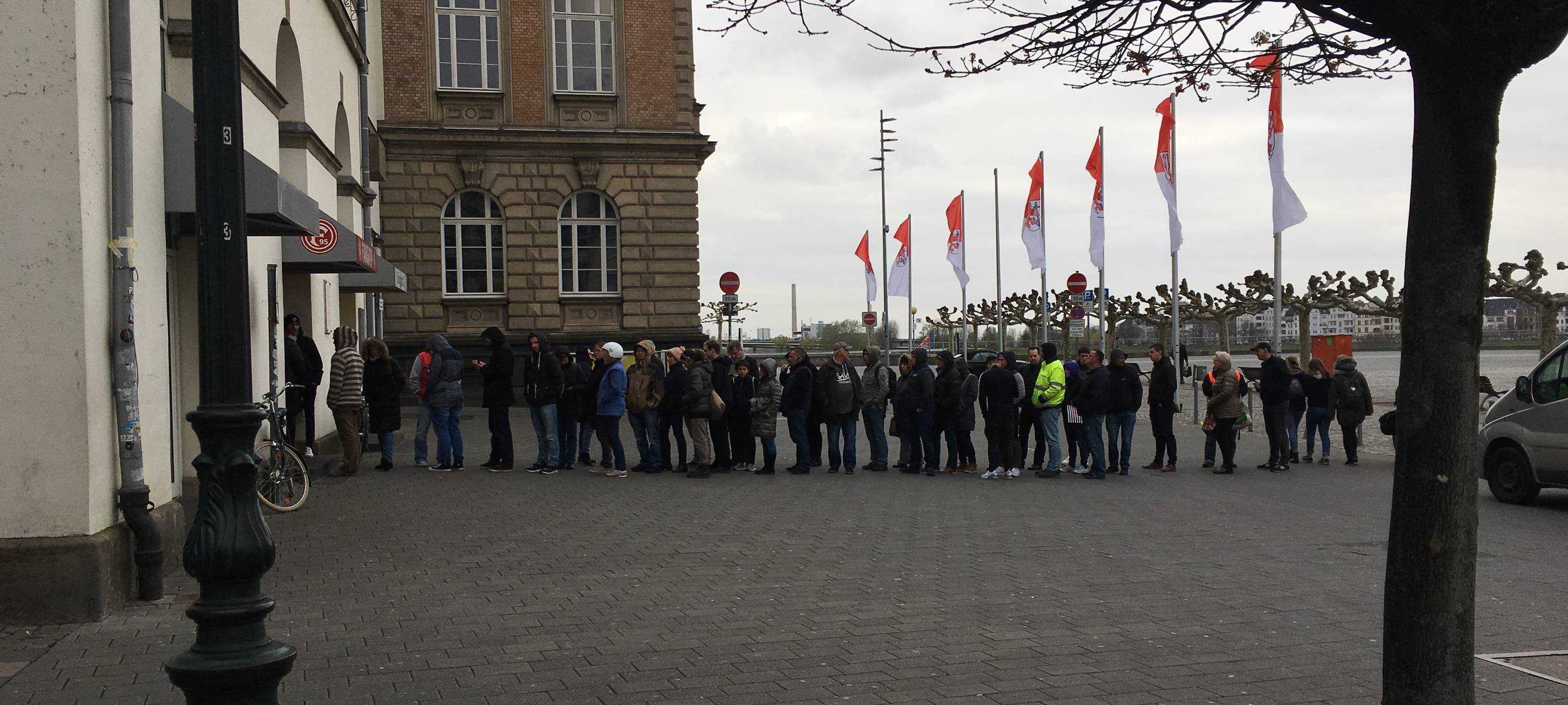 Schlangen am Fanshop? VVK F95-Köln startet