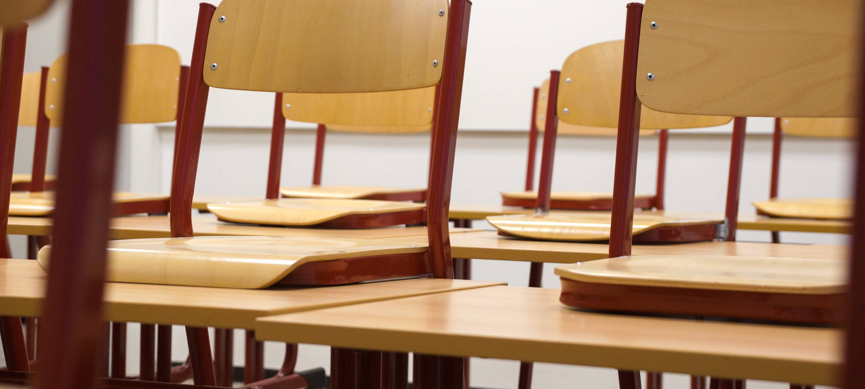 Aufnahme von einem Klassenraum nach dem Unterricht. Die Stühle sind hochgestellt