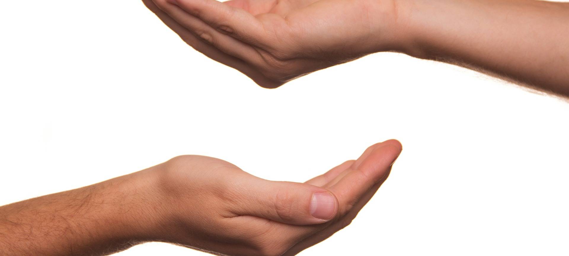 Zwei offene Hände. Ein Symbol-Bild für das Sammeln von Spenden.