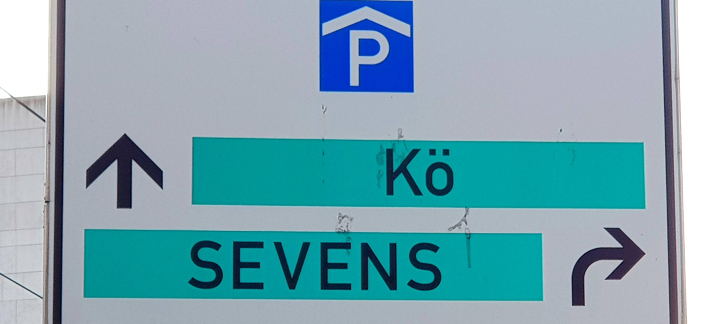 Ein Schild weist auf Parkhäuser und Parkplätze hin.