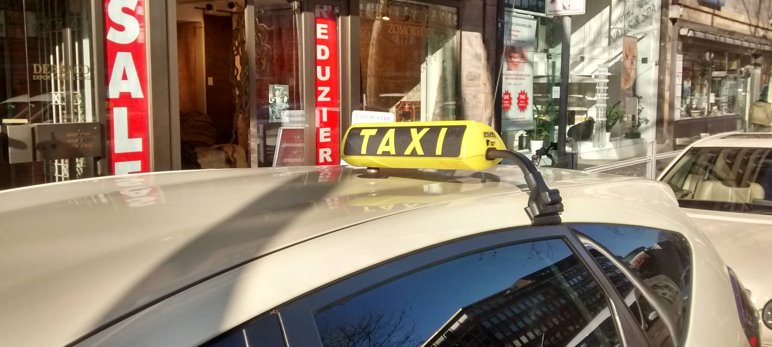 Taxi mit Taxischild an der Heinrich-Heine-Allee