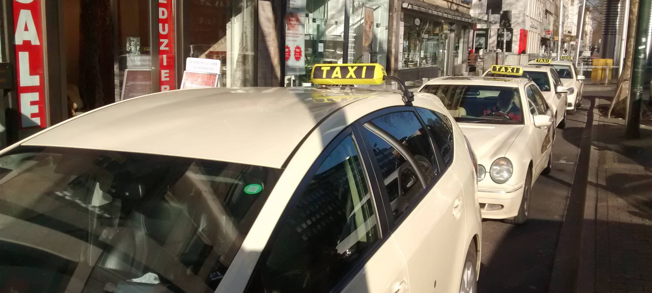 Taxen in der Warteschlange. Das Bild wurde auf der Heinrich-Heine-Allee aufgenommen-