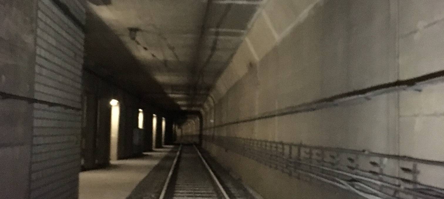 Ein leerer U-Bahn-Tunnel