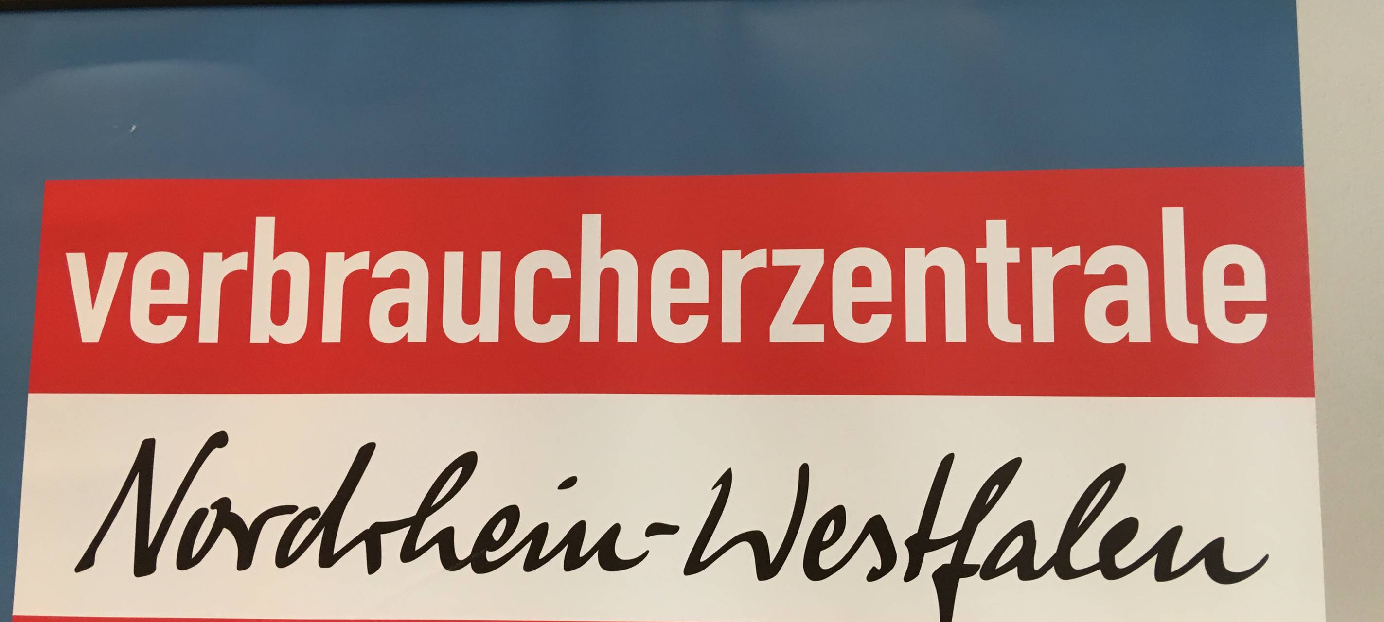 Ein Hinweisschild der Verbraucherzentrale NRW.