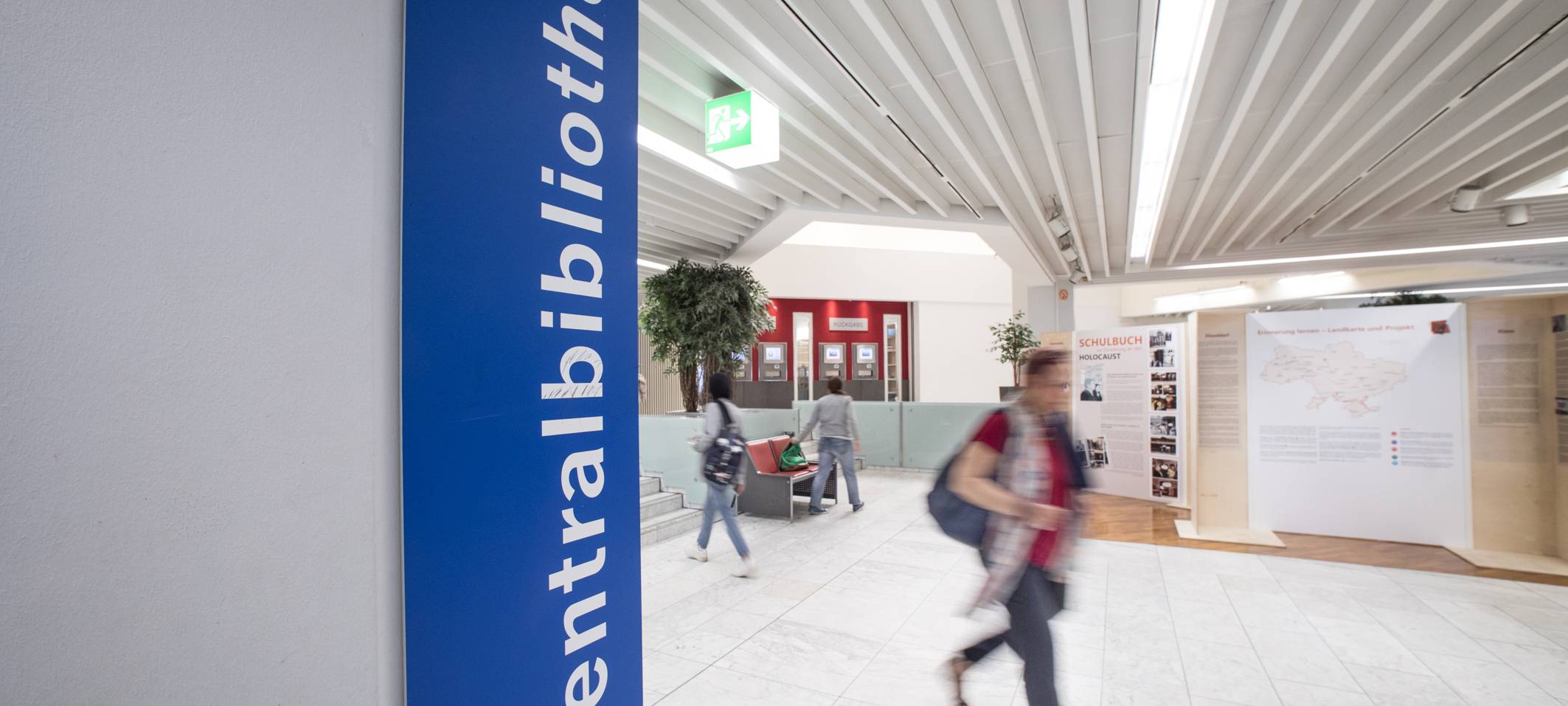 Eine Kundin verlässt die Zentralbibliothek der Stadt Düsseldorf.