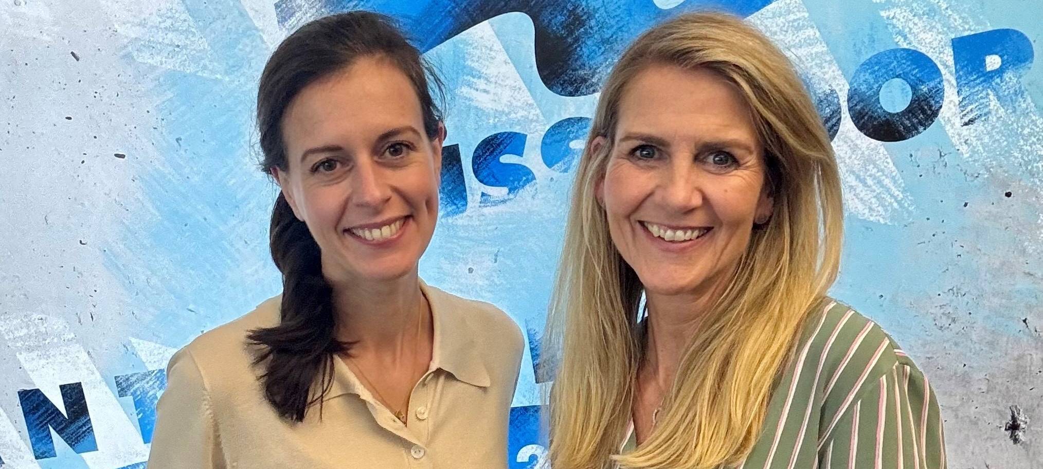 Moderatorin Claudia Monréal mit ihrer Talkgästin Georgia Ortner vor der Social Media Wand von Antenne Düsseldorf