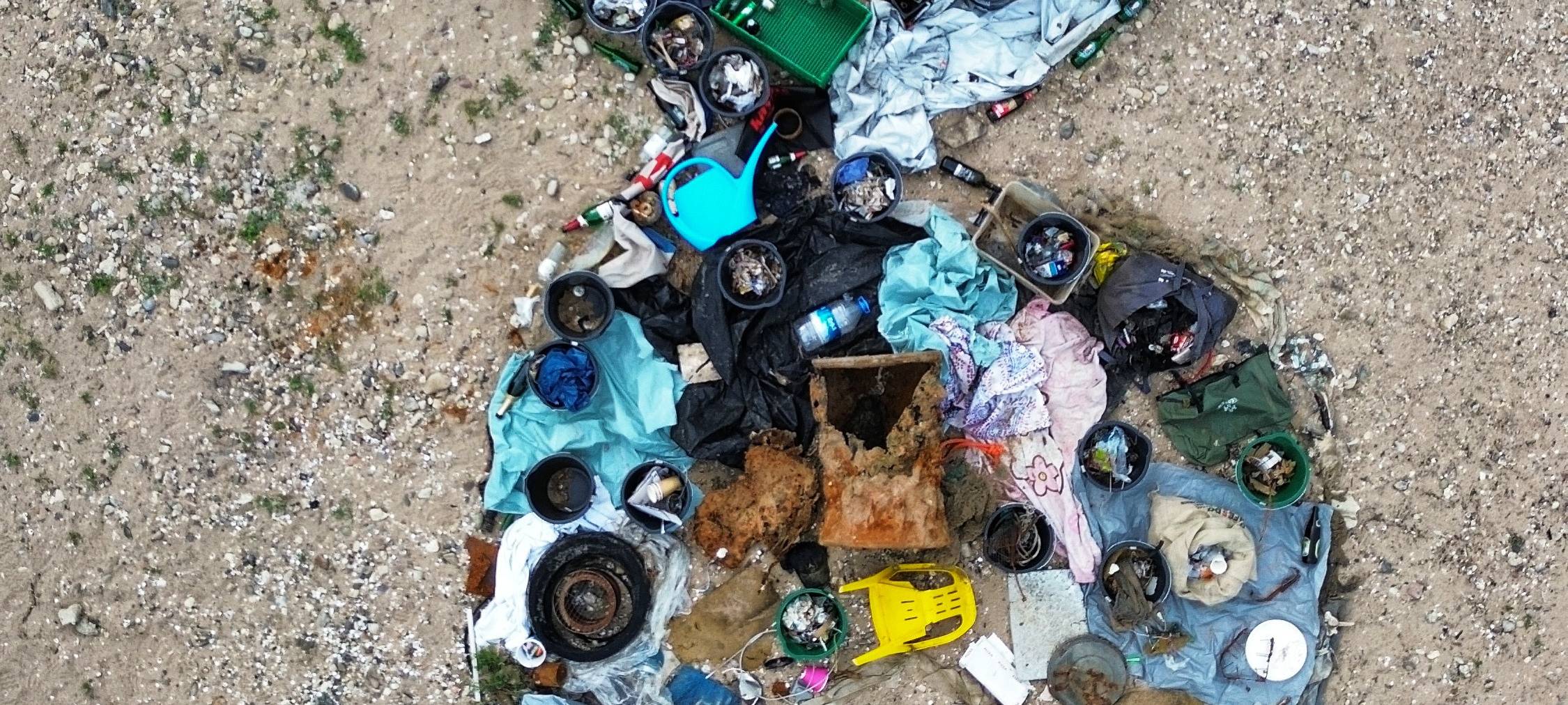 Ergebnis der Müll-Sammelaktion am Paradiesstrand, aufgenommen per Drohne