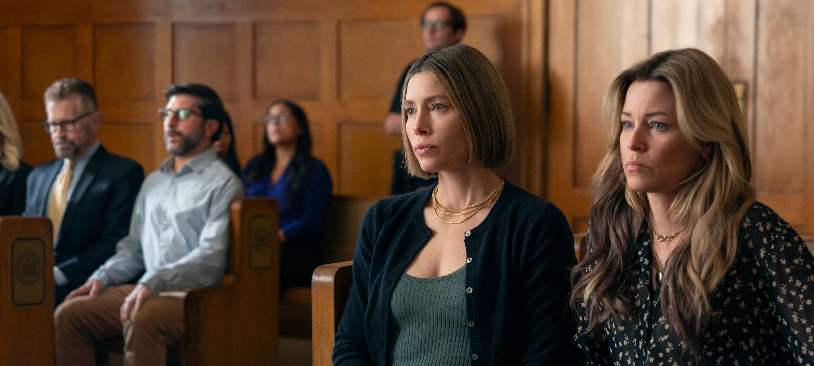 Chloe und Nicky im Gerichtssaal.