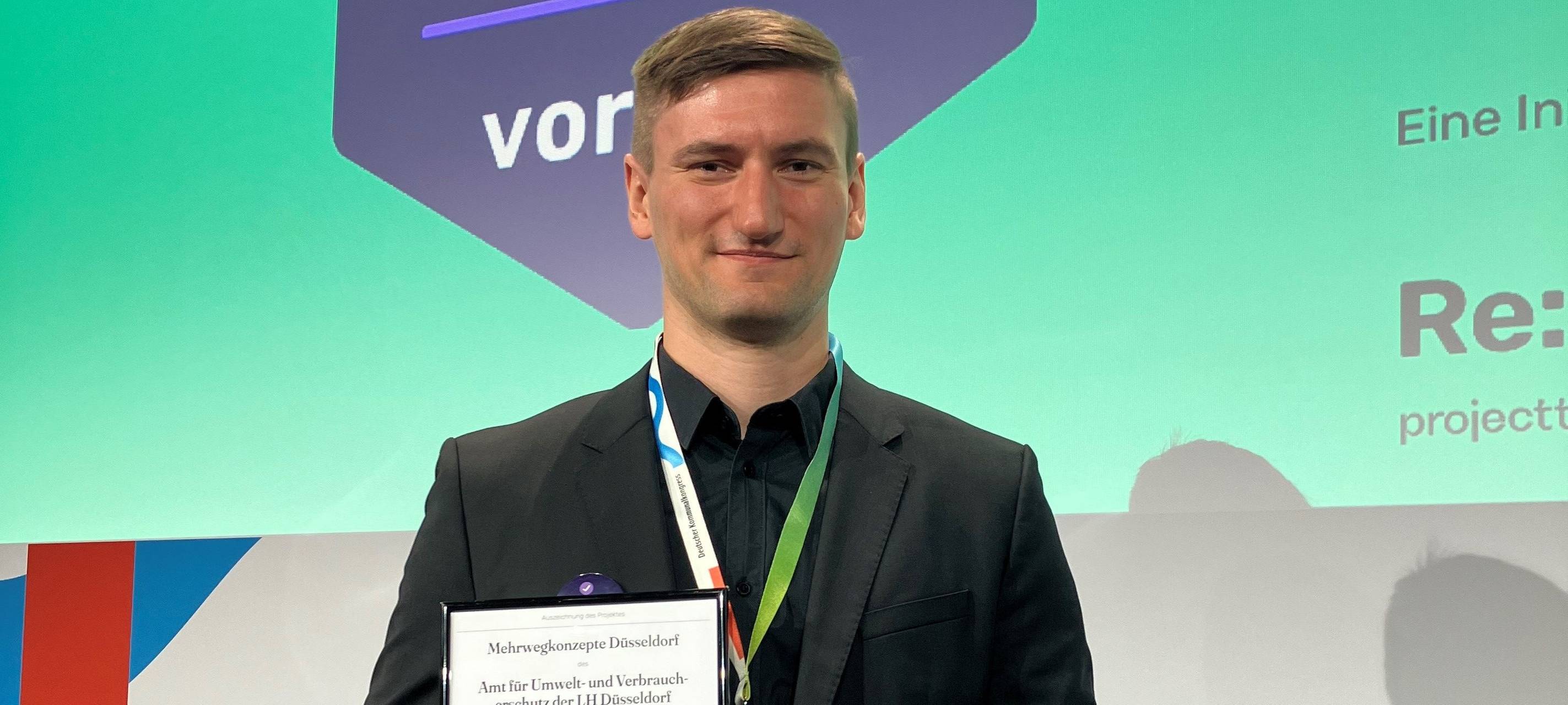 Leonhard Kraus erhält für das Projekt "Düsseldorf auf dem Mehrweg" das "Bewährt vor Ort"-Siegel für kommunale Innovation.