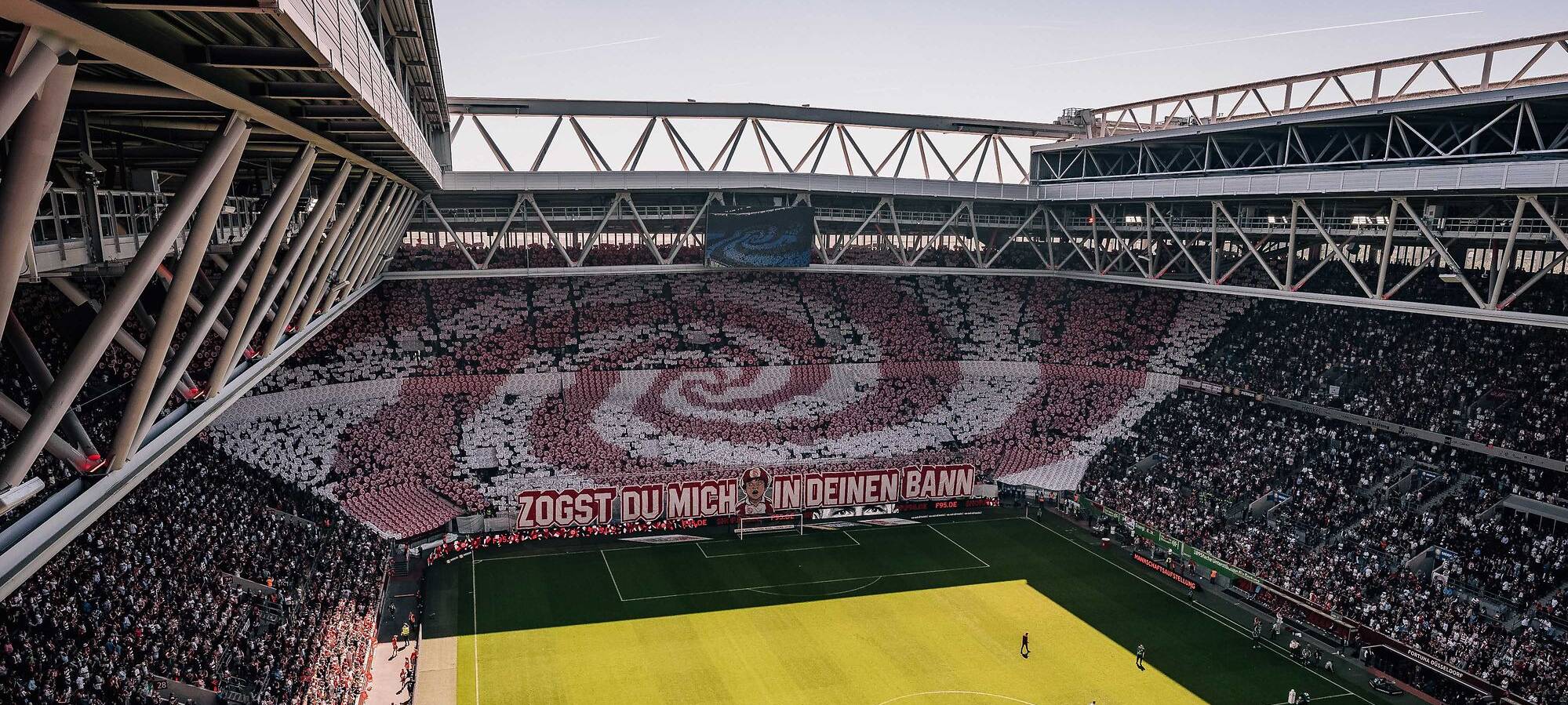 Blick auf den Rasen der Arena in Stockum beim F95-S04 Heimspiel.