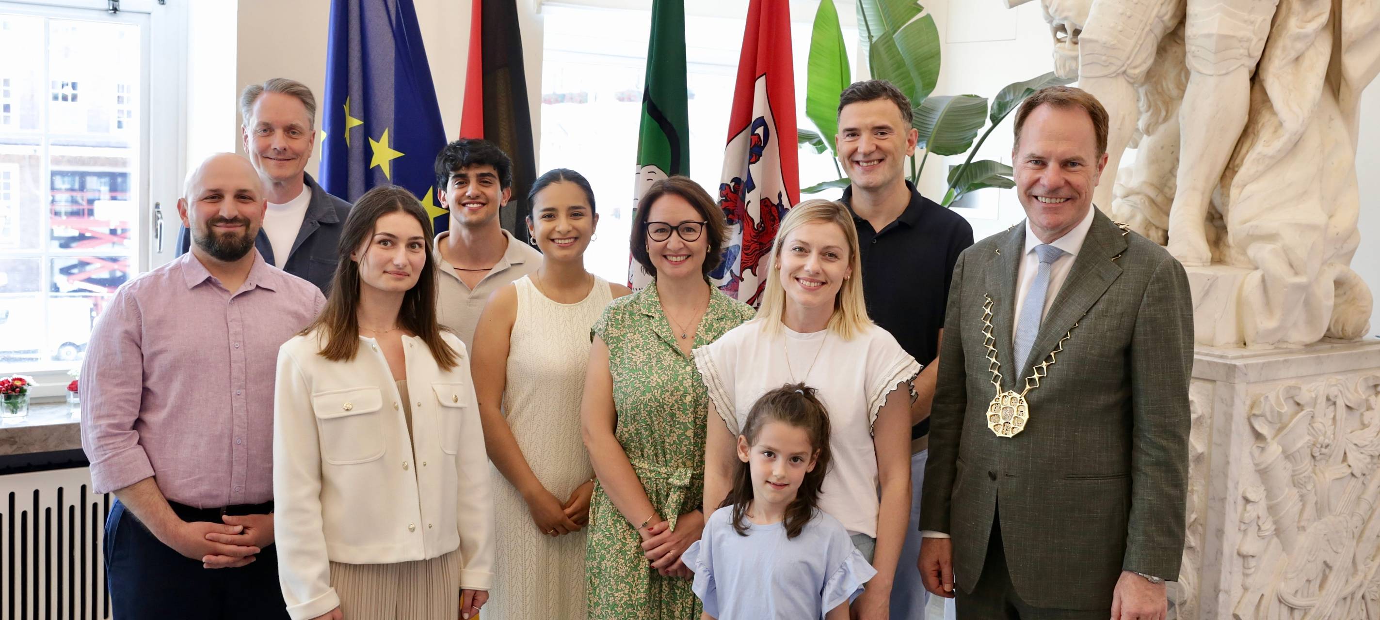 Neun Mitbürgerinnen und Mitbürger erhielten am Donnerstag, 12. Juni 2025, im Rahmen eines Empfangs im Düsseldorfer Rathaus von Oberbürgermeister Dr. Stephan Keller die deutsche Staatsbürgerschaft.