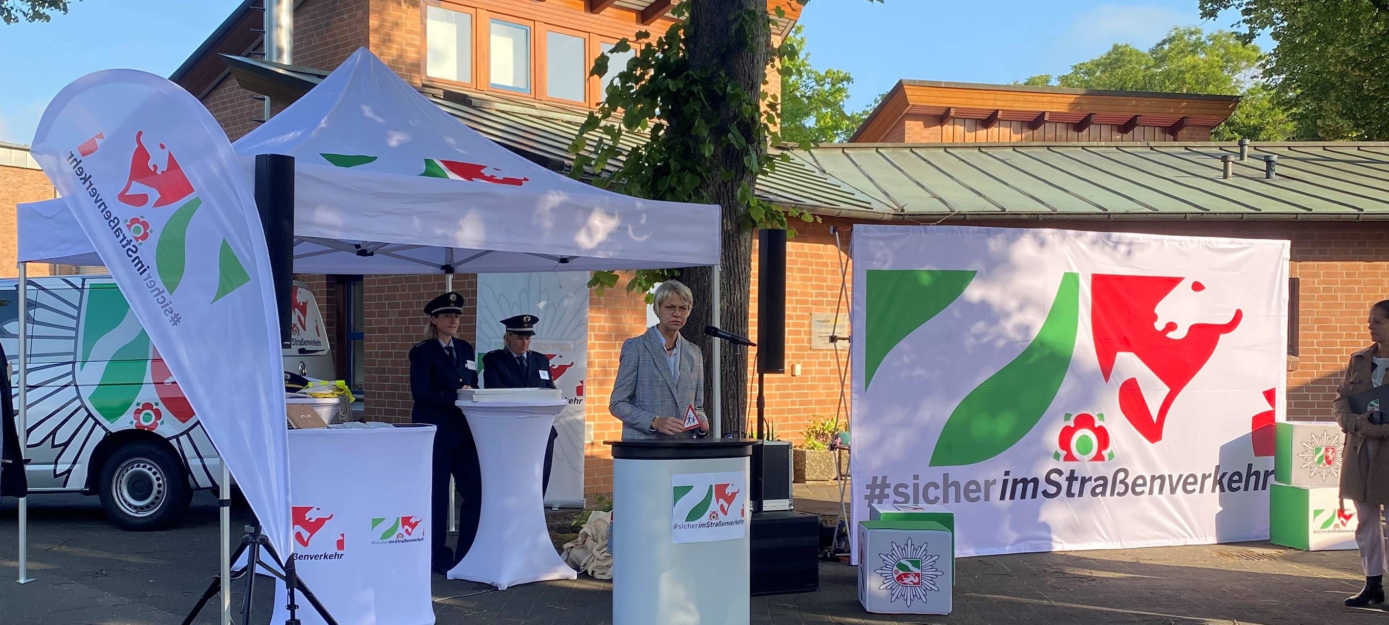 Die Initiative "Sicherheit im Straßenverkehr" mit weißen Zelten