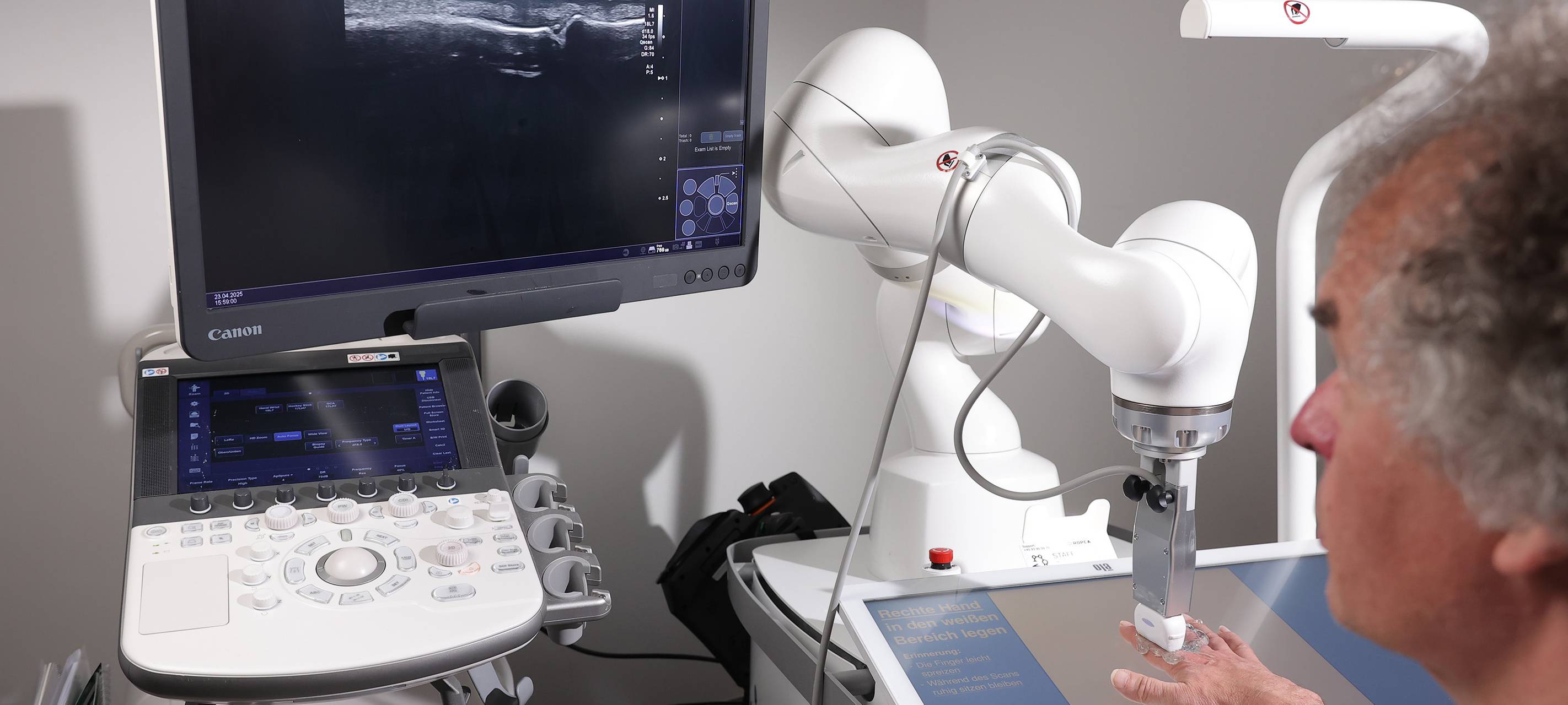 Ein Roboter-Arm, der selbstständig Patienten auf Rheuma untersucht.