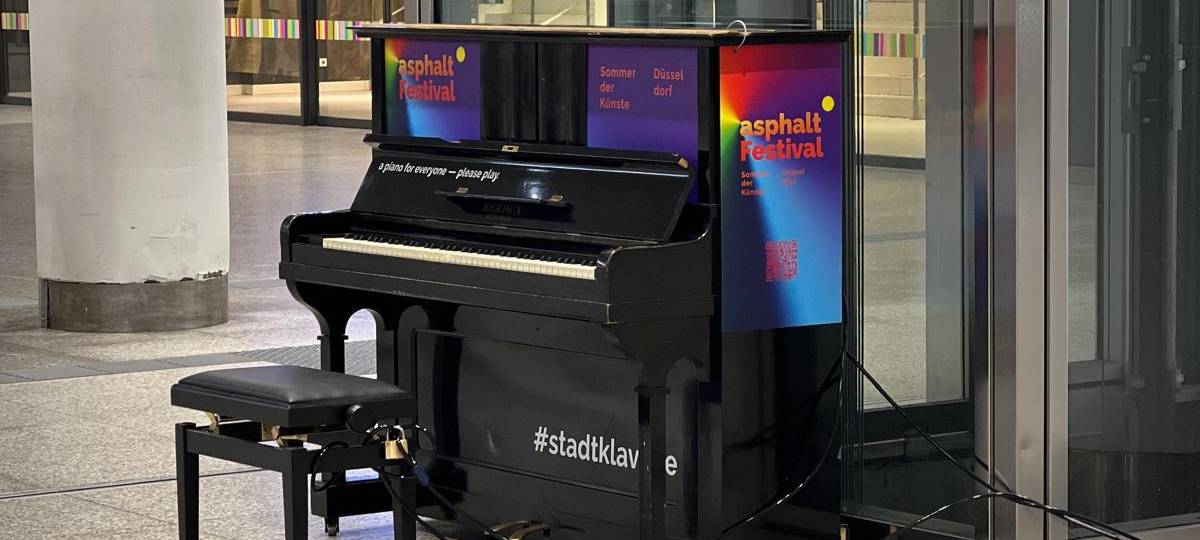 Ein schwarzes Klavier steht in einer U-Bahnstation.