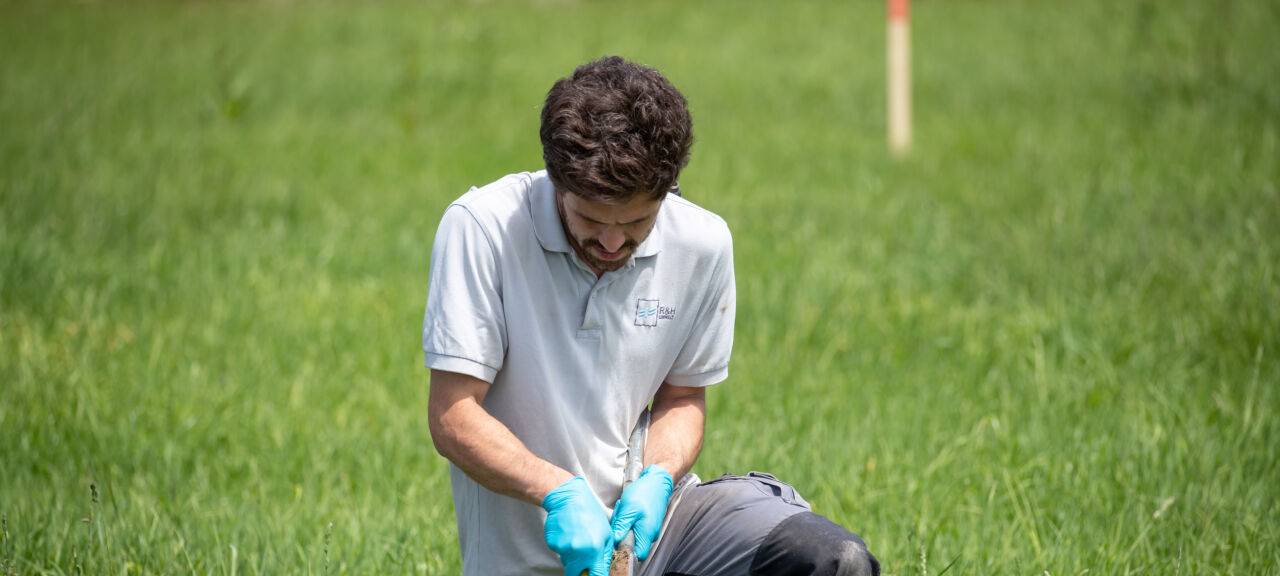Alexander Seitz, Probenahmetechniker eines Umwelt-Ingenieur-Büros zur Altlasten-Erkundung, entnimmt Bodenproben auf einem Acker nahe dem US-Militärflugplatz Katterbach