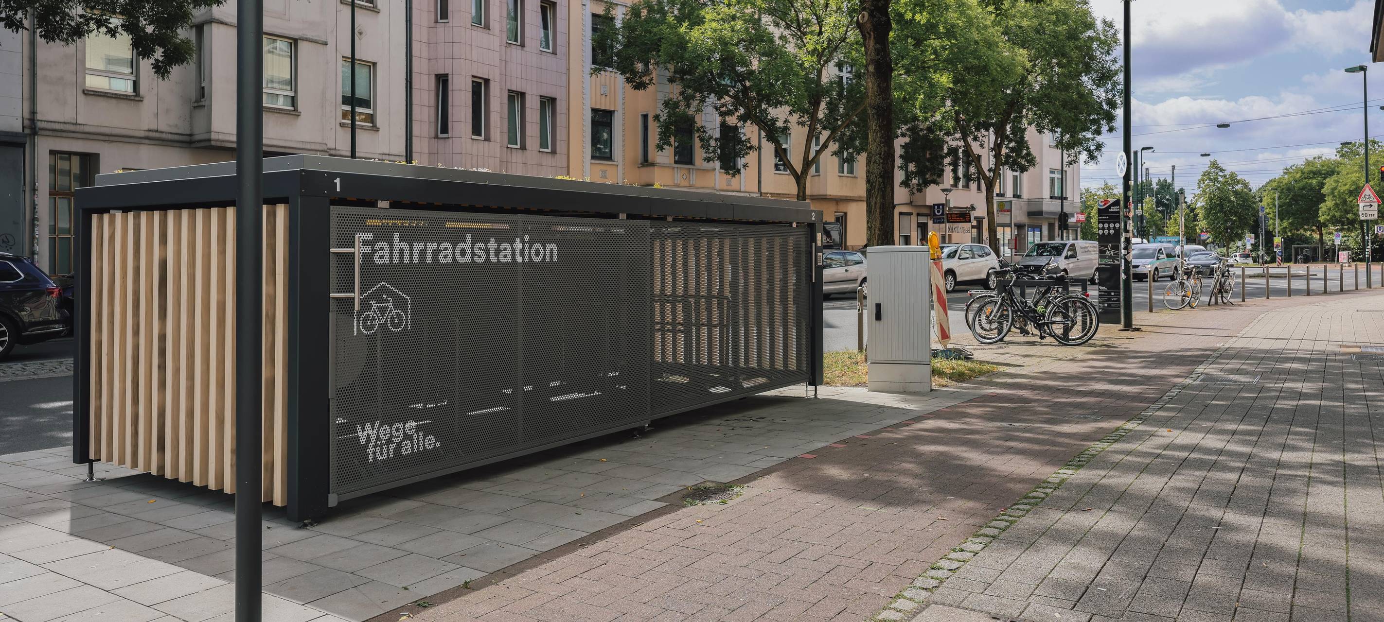 Blick auf die neue Mobilstation in Oberbilk mit Fahrradstellplätzen.