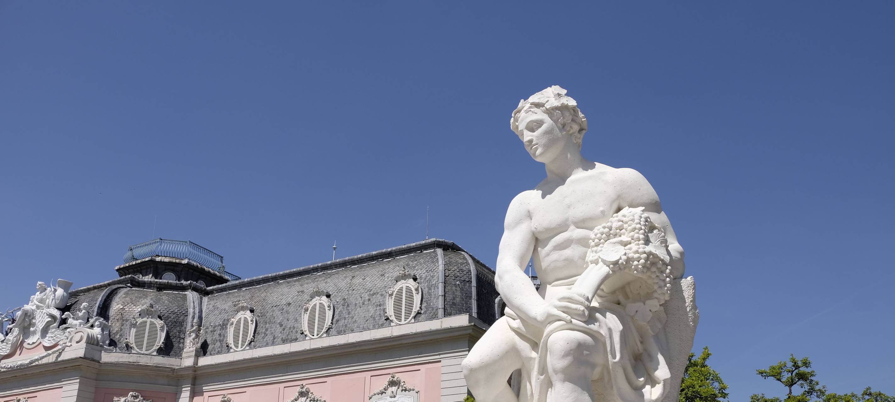 Eine Aufnahme von einer restaurierten Statue vor dem Schloss Benrath