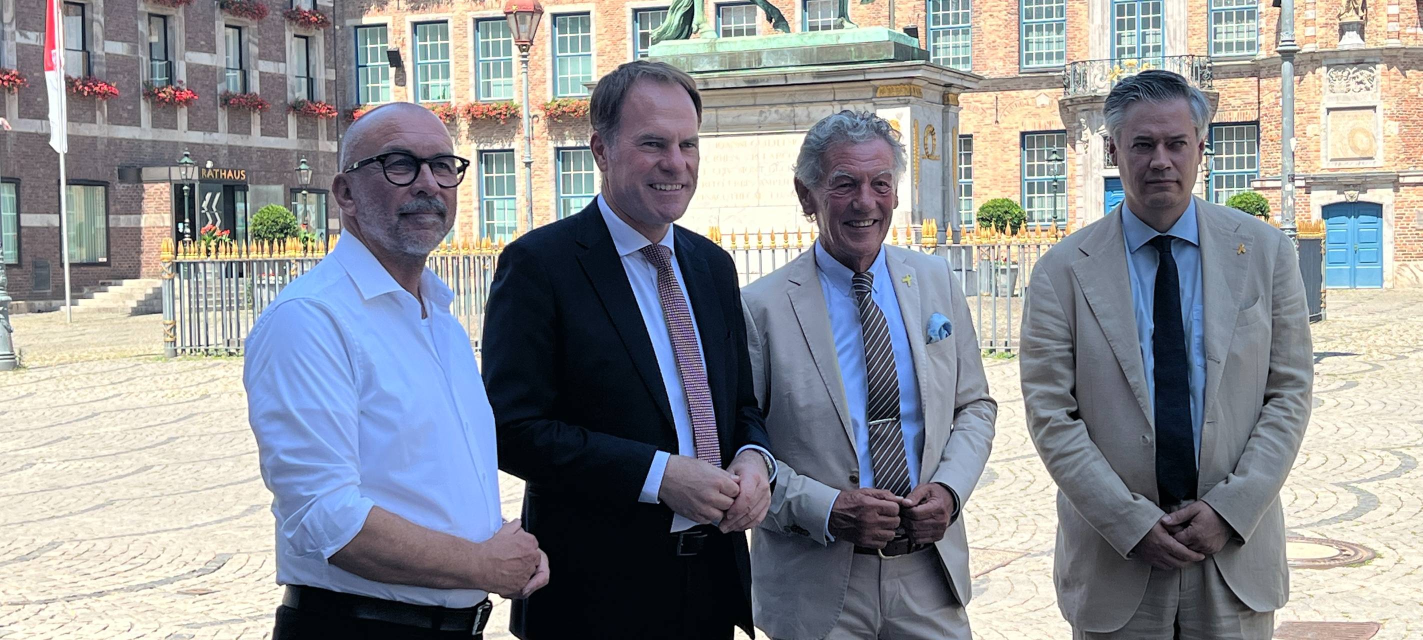Vorstellung des neuen Antisemitismusbeauftragten der Stadt Düsseldorf Wolfgang Rolshoven vor dem Rathaus.