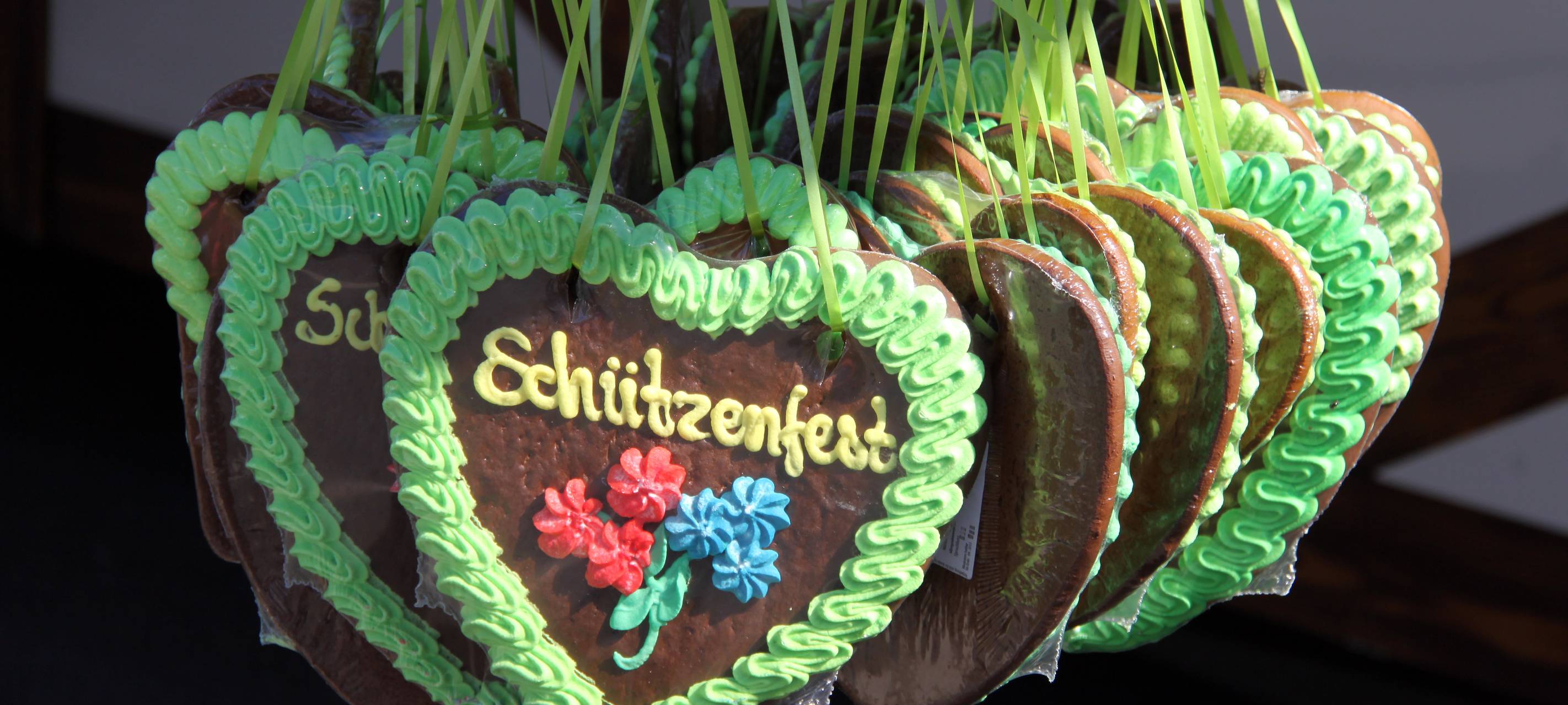 Kleine Lebkuchenherzen mit der Aufschrift "Schützenfest". Zu finden sind sie zum Beispiel auf der Rheinkirmes.