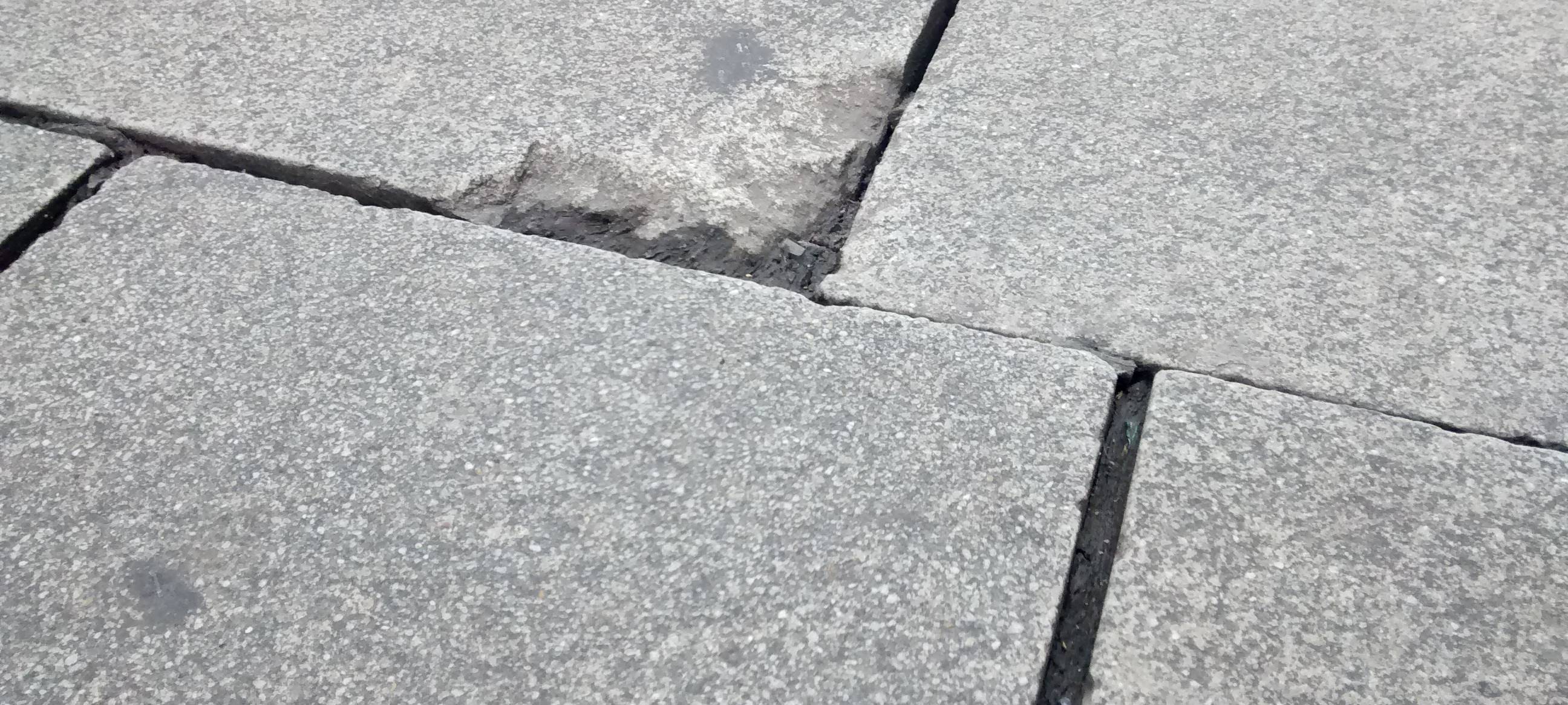 Marodes und kaputtes Straßenpflaster in der Düsseldorfer Altstadt.