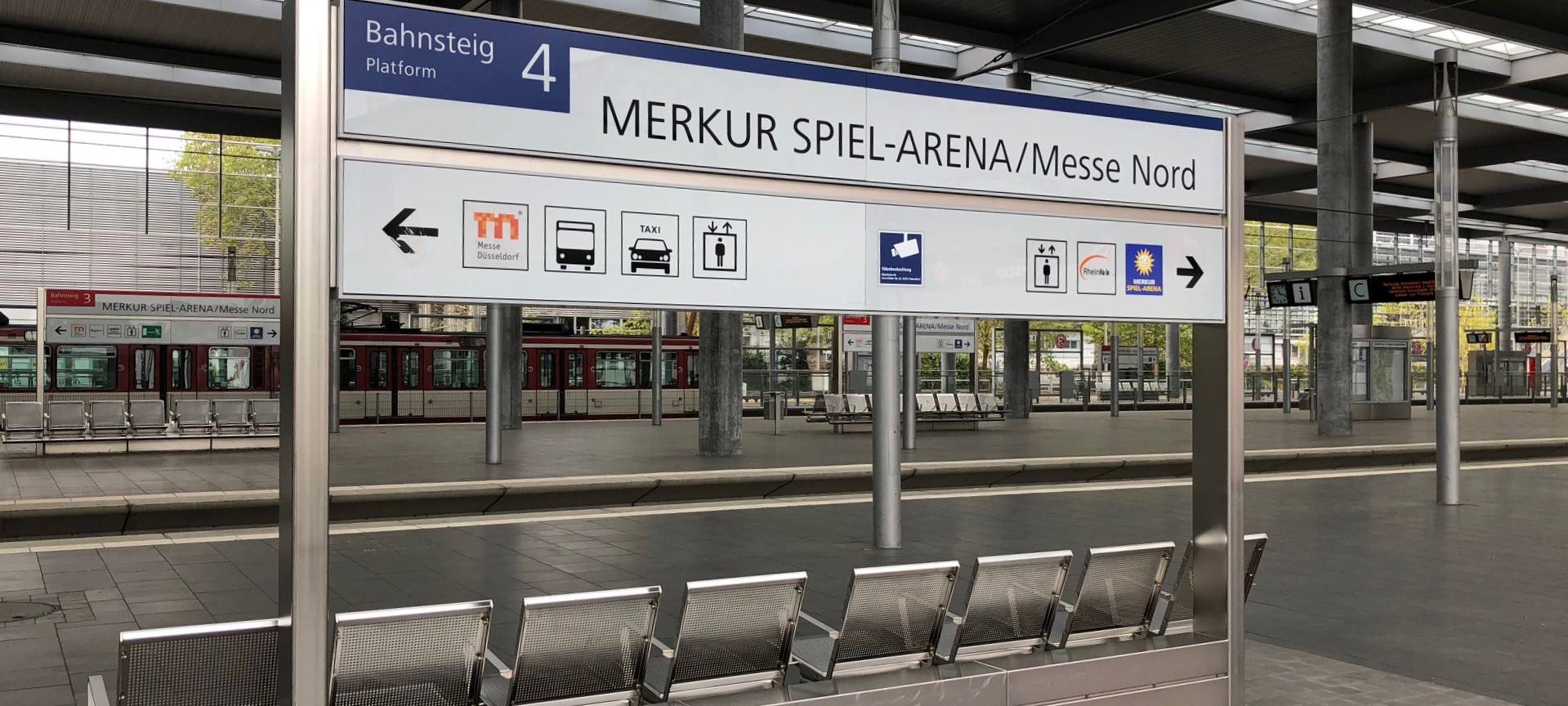 Der U-Bahnhof der Merkur-Spiel-Arena mit einem entsprechend beschrifteten Schild.