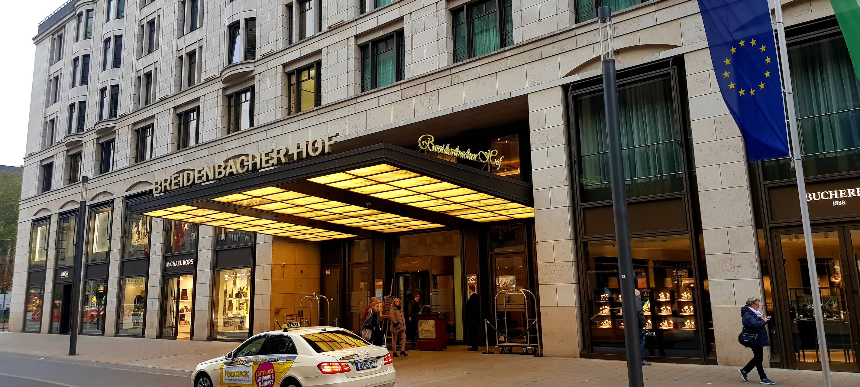 Der Eingangsbereich vom Breidenbacher Hof in der Düsseldorfer Innenstadt.