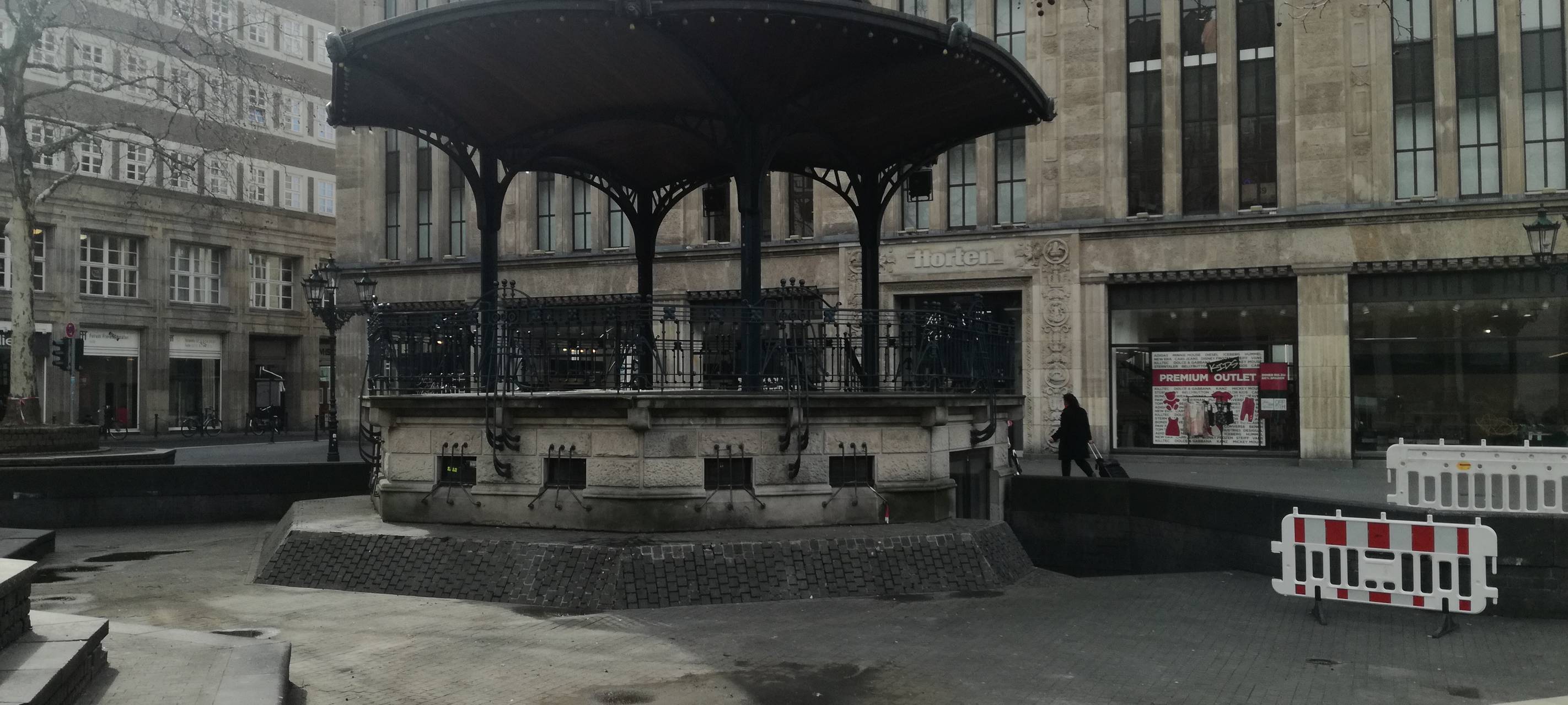 Carsch-Huas vor der Baustelle mit Pavillon