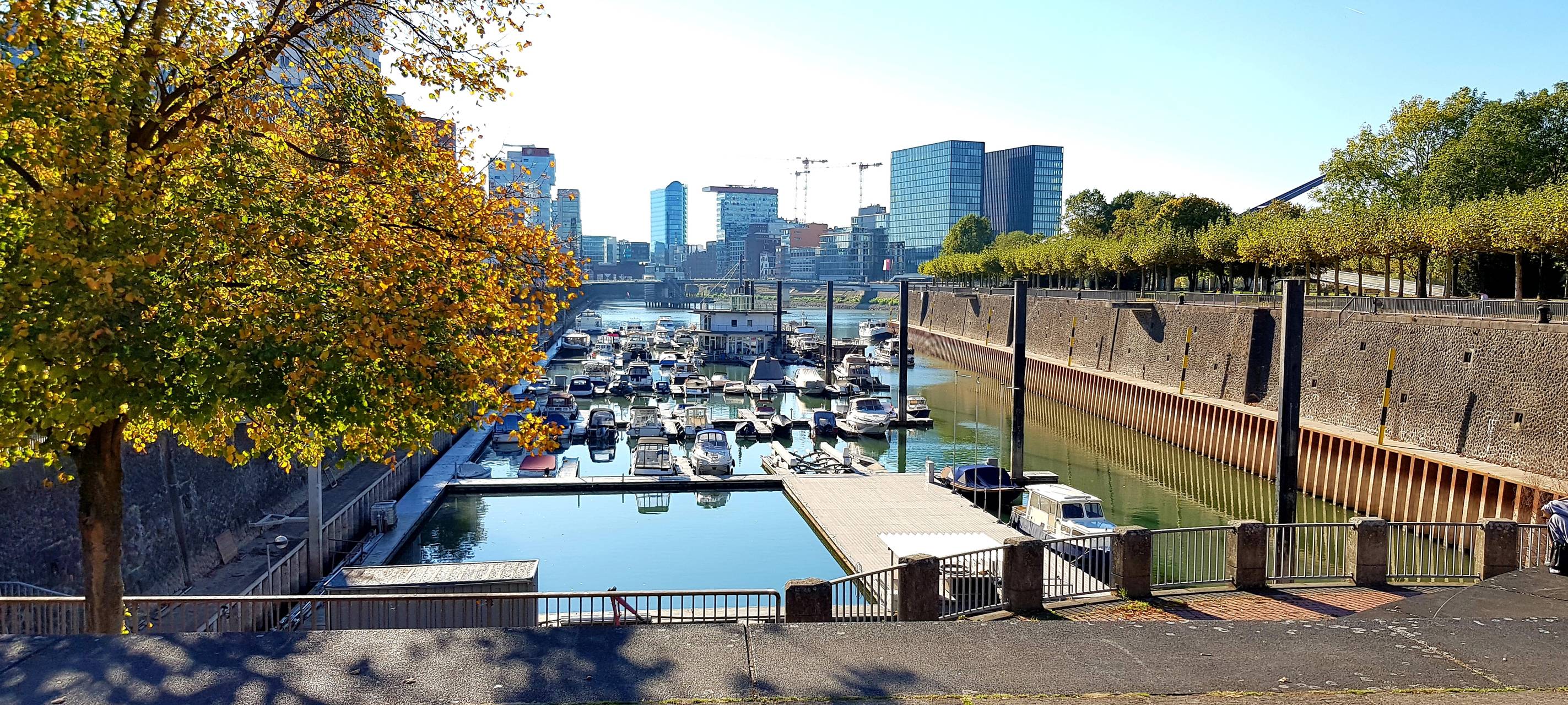 Düsseldorf: Detonation vor Mehrfamilienhaus im Hafen