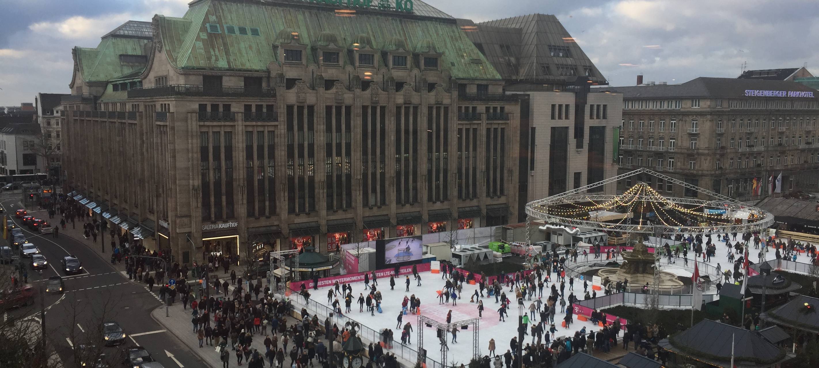 Eisbahn an der Königsallee, im Hintergrund der Kaufhof an der Kö