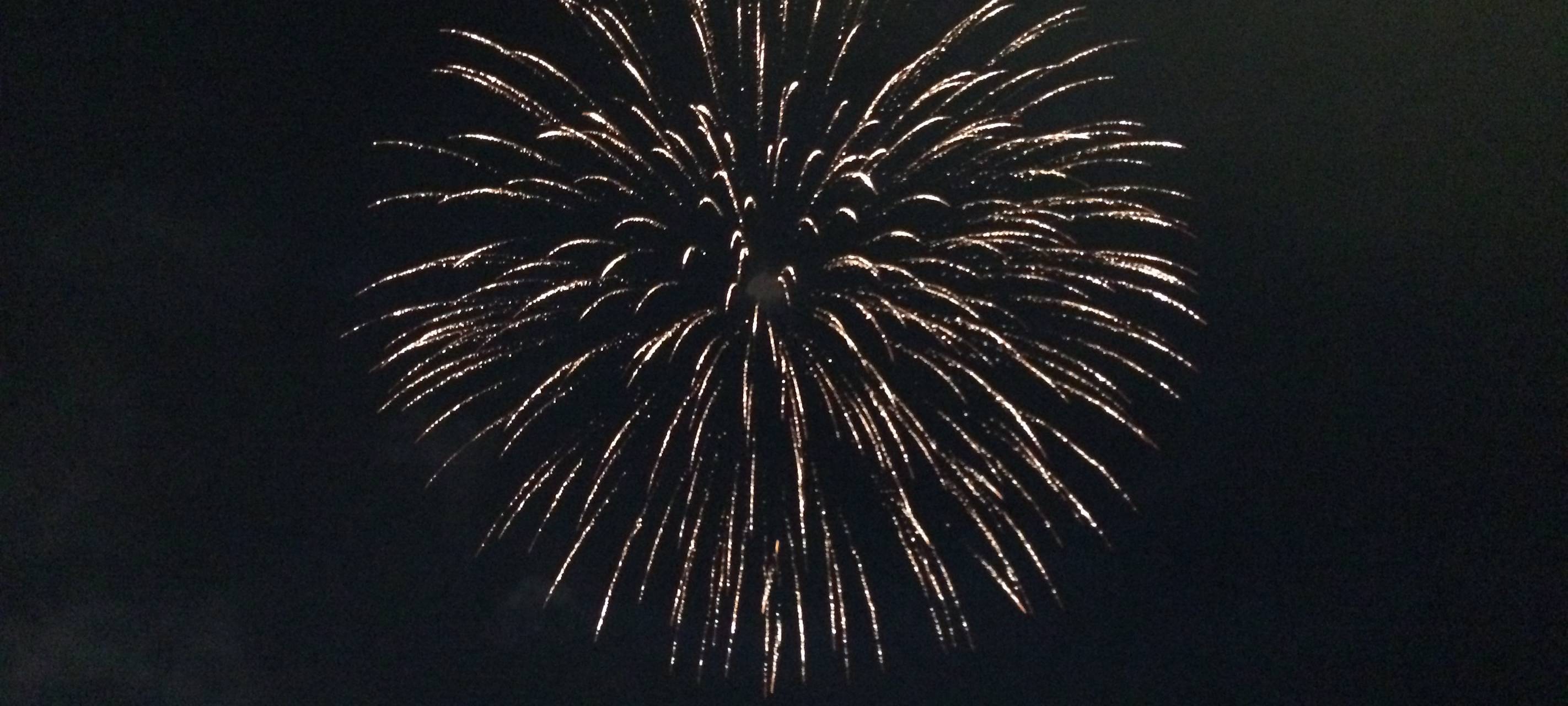Kirmesfeuerwerk über der Rheinkirmes. Im Hintergrund ist die Skyline von Düsseldorf zu erkennen.