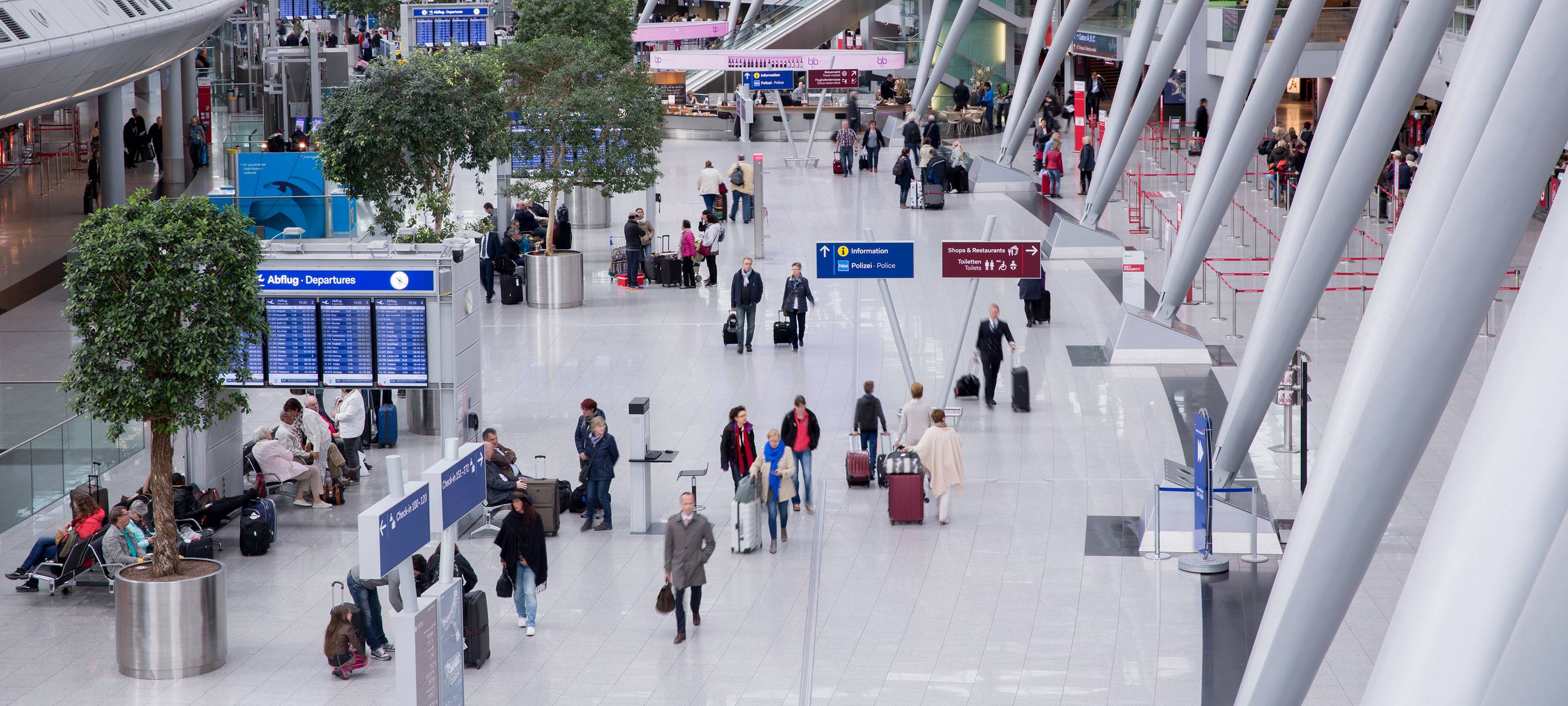Düsseldorfer Flughafen gegen Ende der Testpflicht