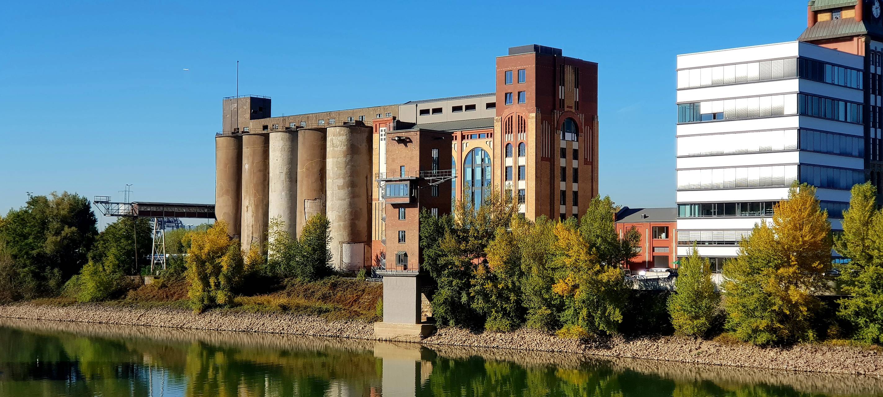 Ein altes Fabrikgebäude im Düsseldorfer Hafen.