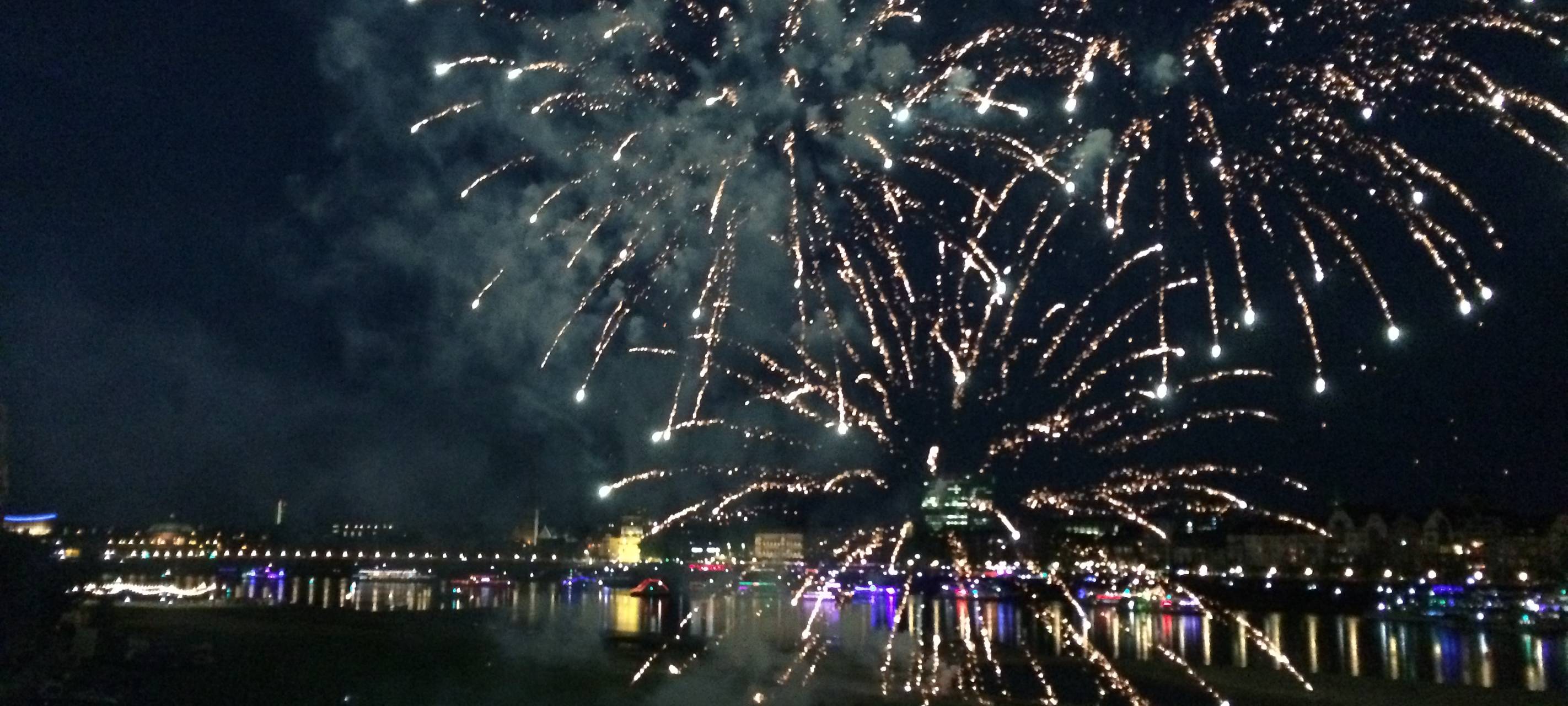 Feuerwerk auf der Rheinkirmes - mit Skyline von Düsseldorf.