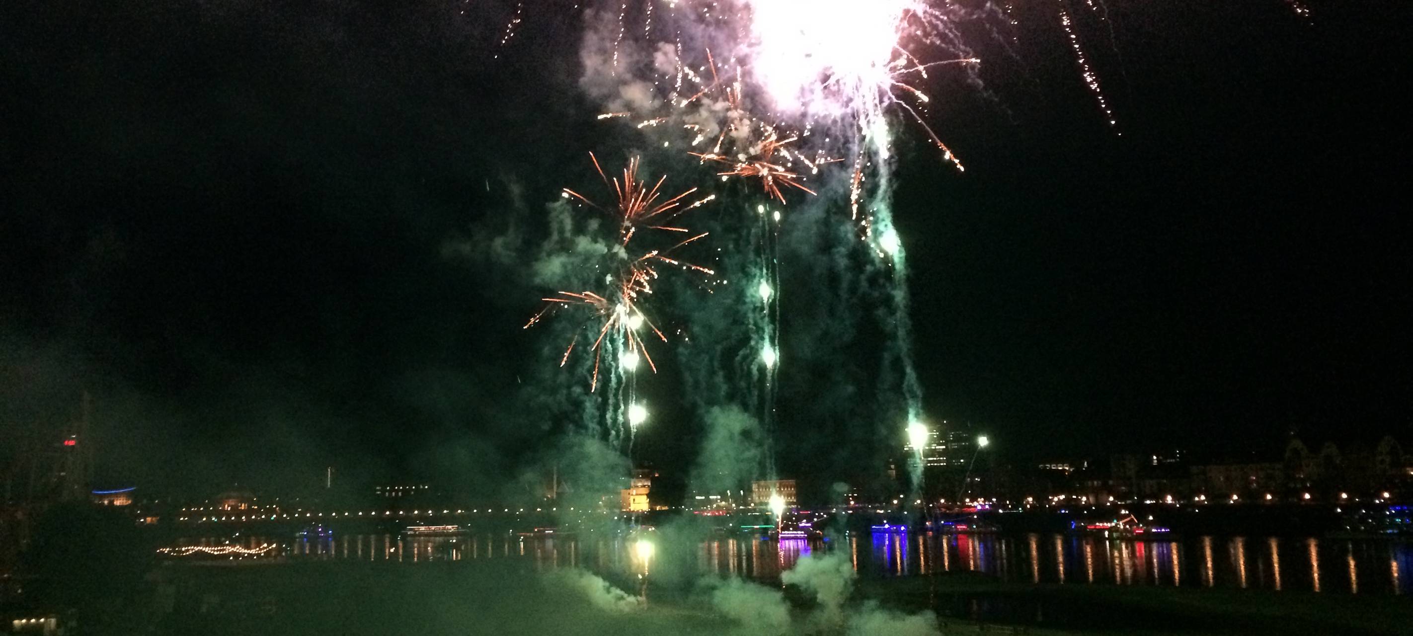 Feuerwerk auf der Rheinkirmes - mit Skyline von Düsseldorf.