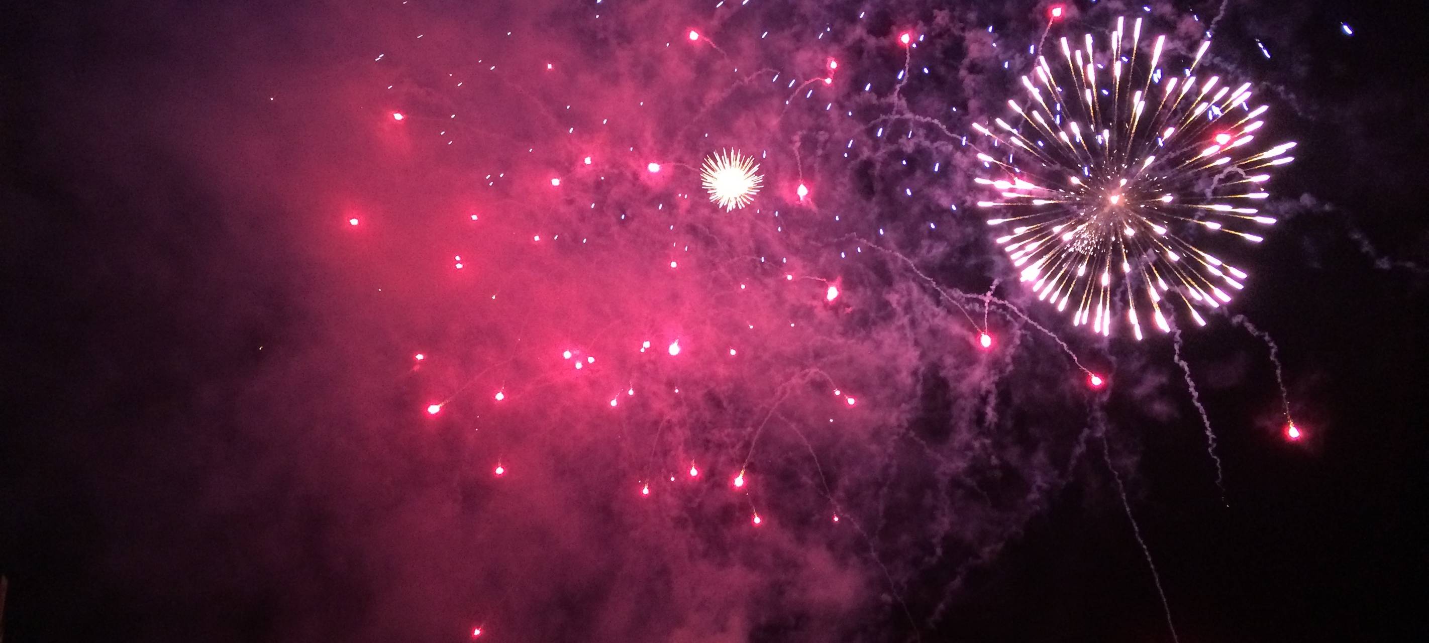 Kirmesfeuerwerk über der Rheinkirmes. Im Hintergrund ist die Skyline von Düsseldorf zu erkennen.