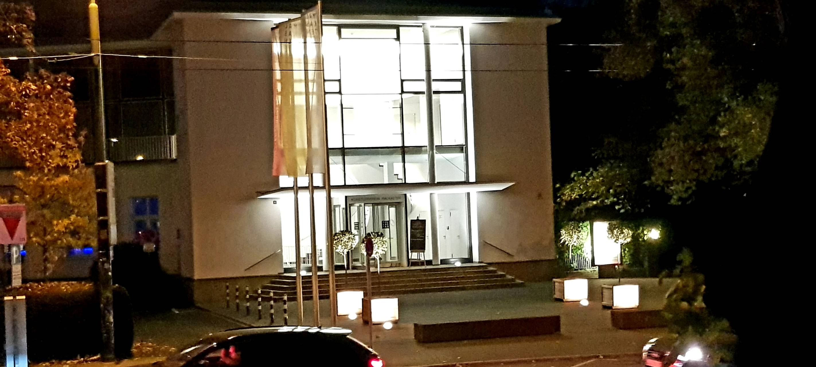 Der Malkasten an der Jacobistraße bei Nacht hell erleuchtet