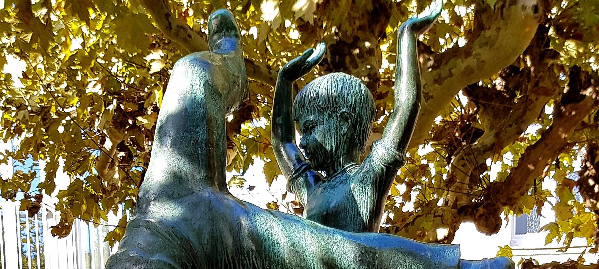 Der Radschlägerbrunnen auf dem Burgplatz in der Altstadt.