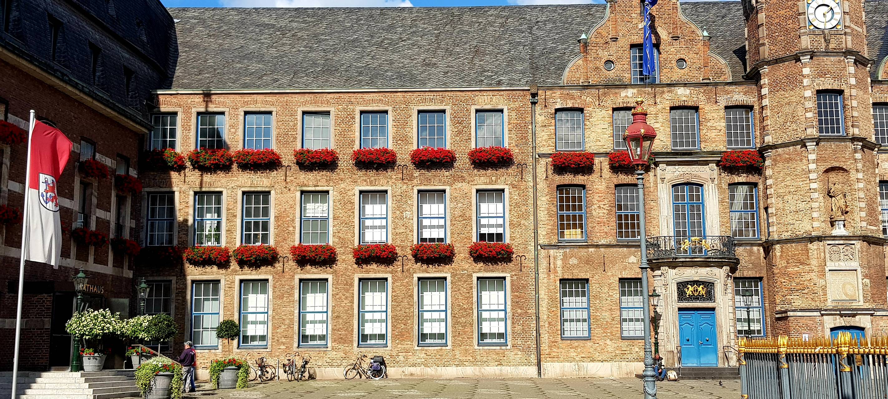 Der Marktplatz in der Düsseldorfer Altstadt. Die Sicht ist frei auf das Rathaus.