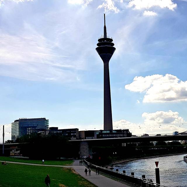 Ab heute leuchtet der Rheinturm Antenne Düsseldorf Ab heute leuchtet der Rheinturm Antenne Düsseldorf