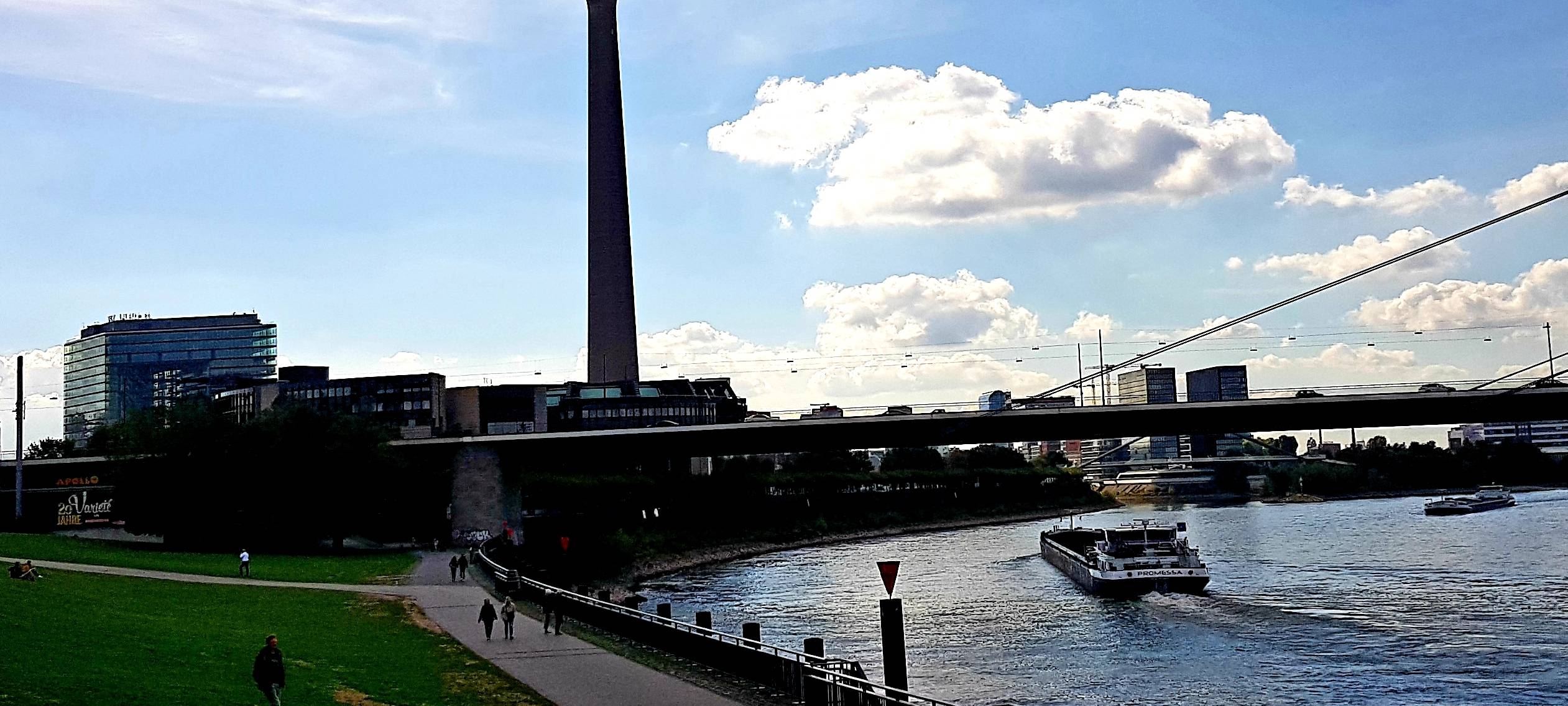 Düsseldorf: Rheinturm leuchtet am Abend blau-weiß