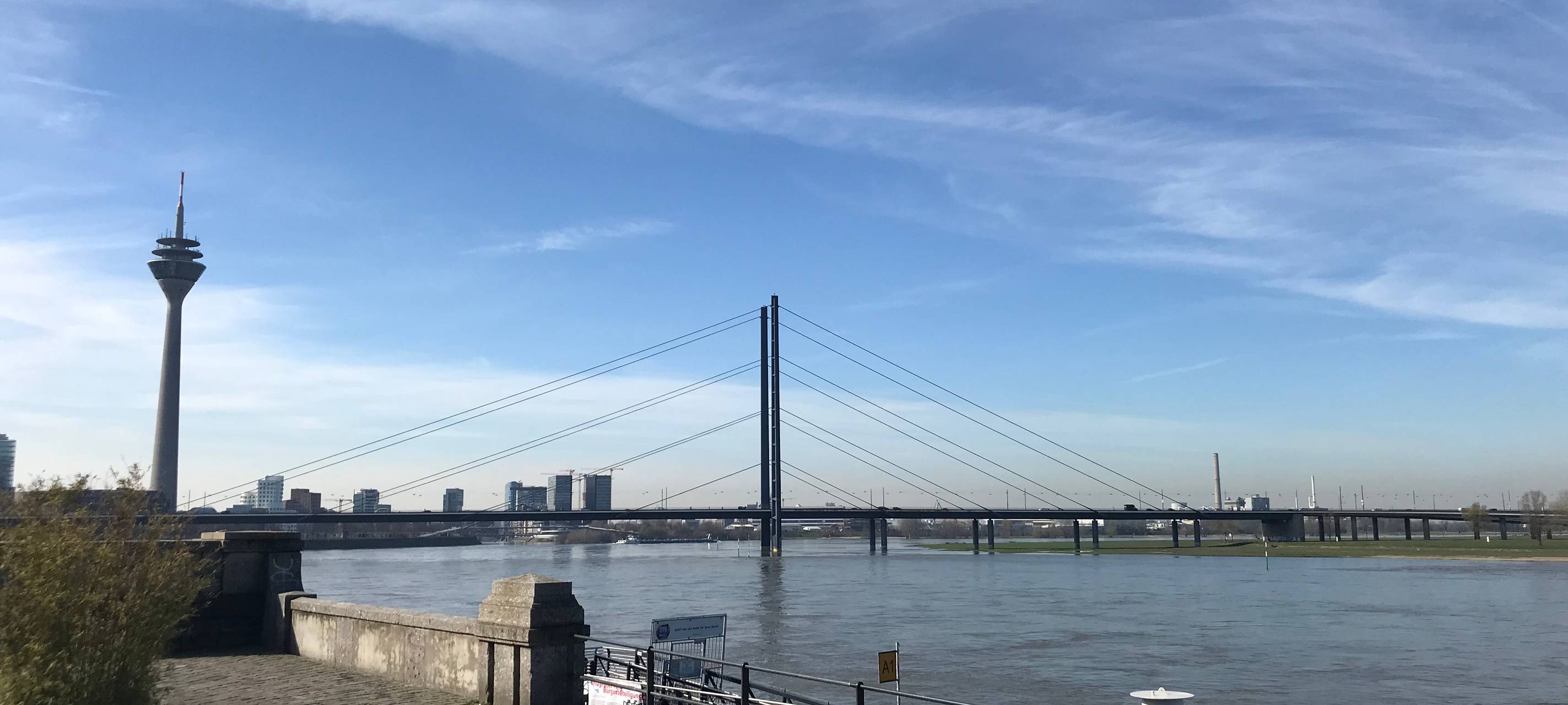 Plakatbanner an der Düsseldorfer Rheinuferpromenade