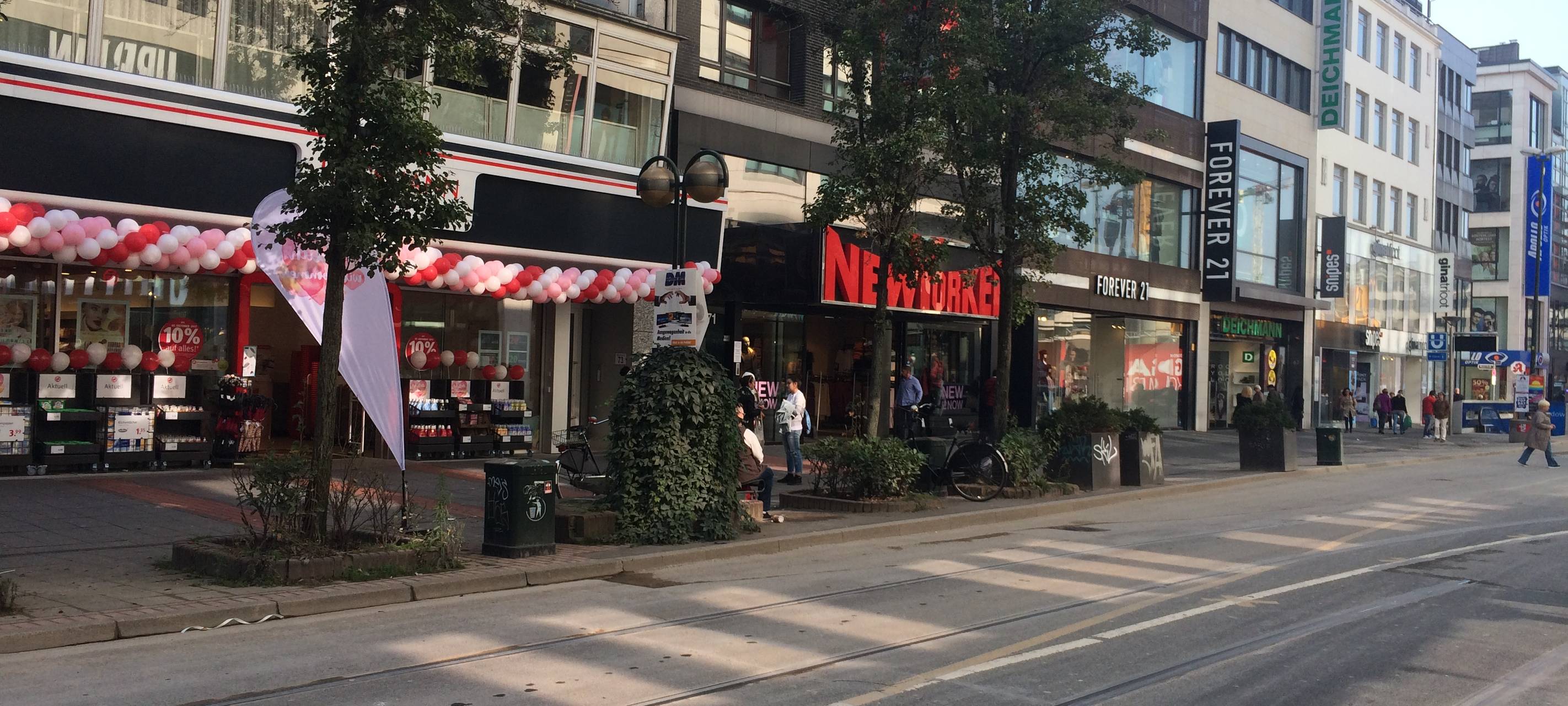 Geschäfte auf der Schadowstraße in der Düsseldorfer Innenstadt