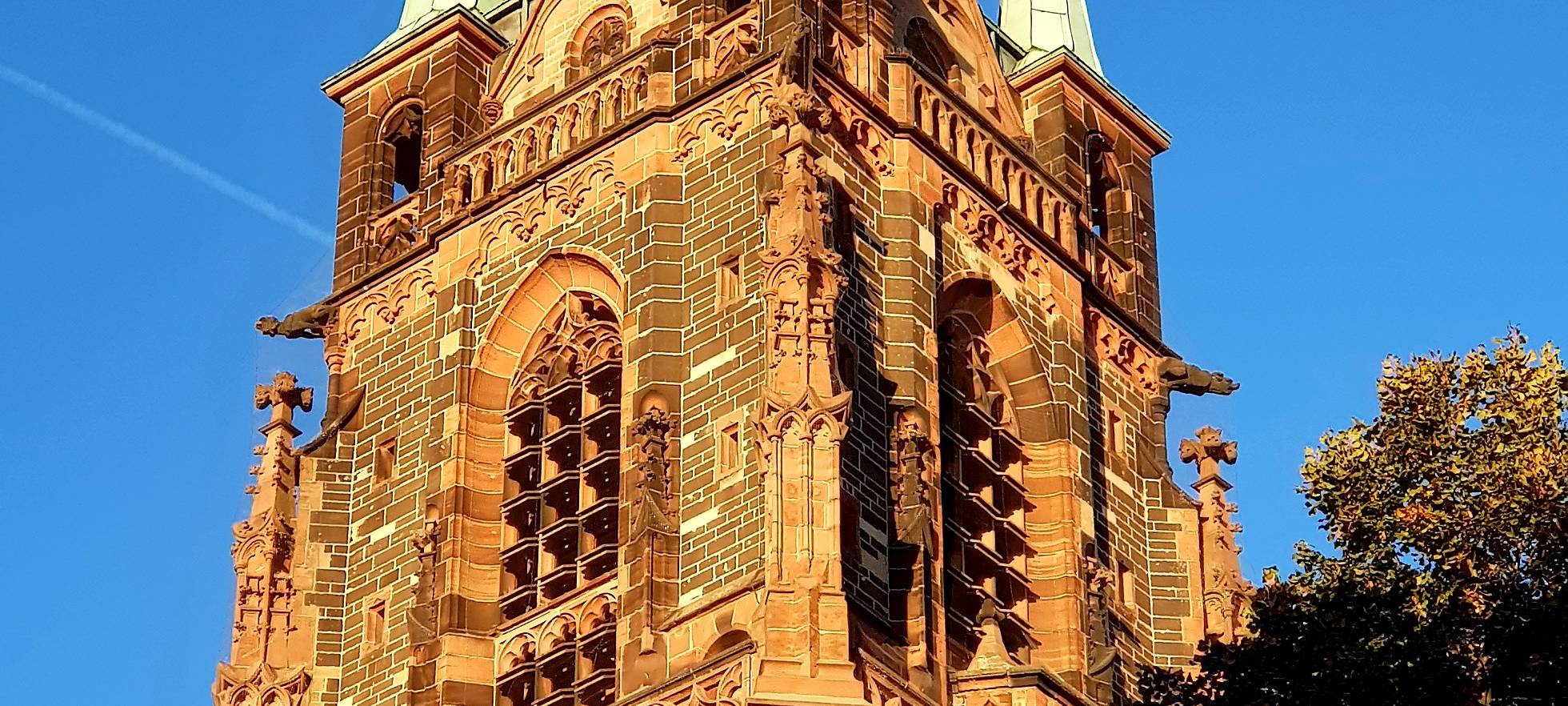 Die St. Peter Kirche am Kirchplatz im Sonnenlicht.